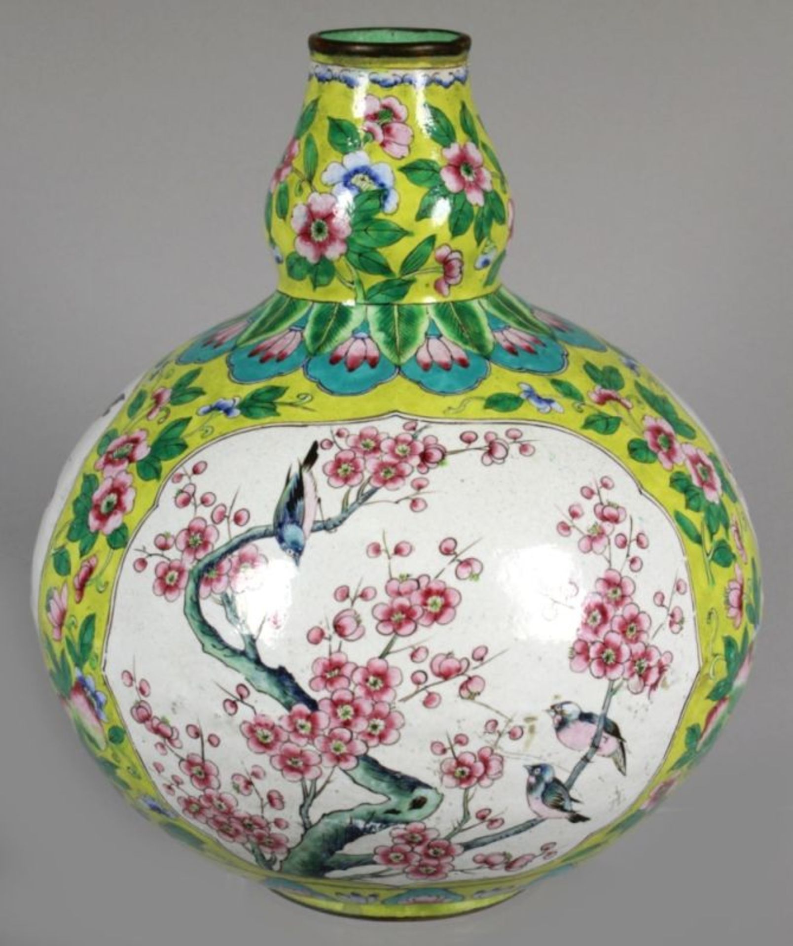 Kantonemail-Ziervase, China, 19. Jh., Kupferkorpus, Wandung fein polychrom emailliert mit3 - Bild 2 aus 4