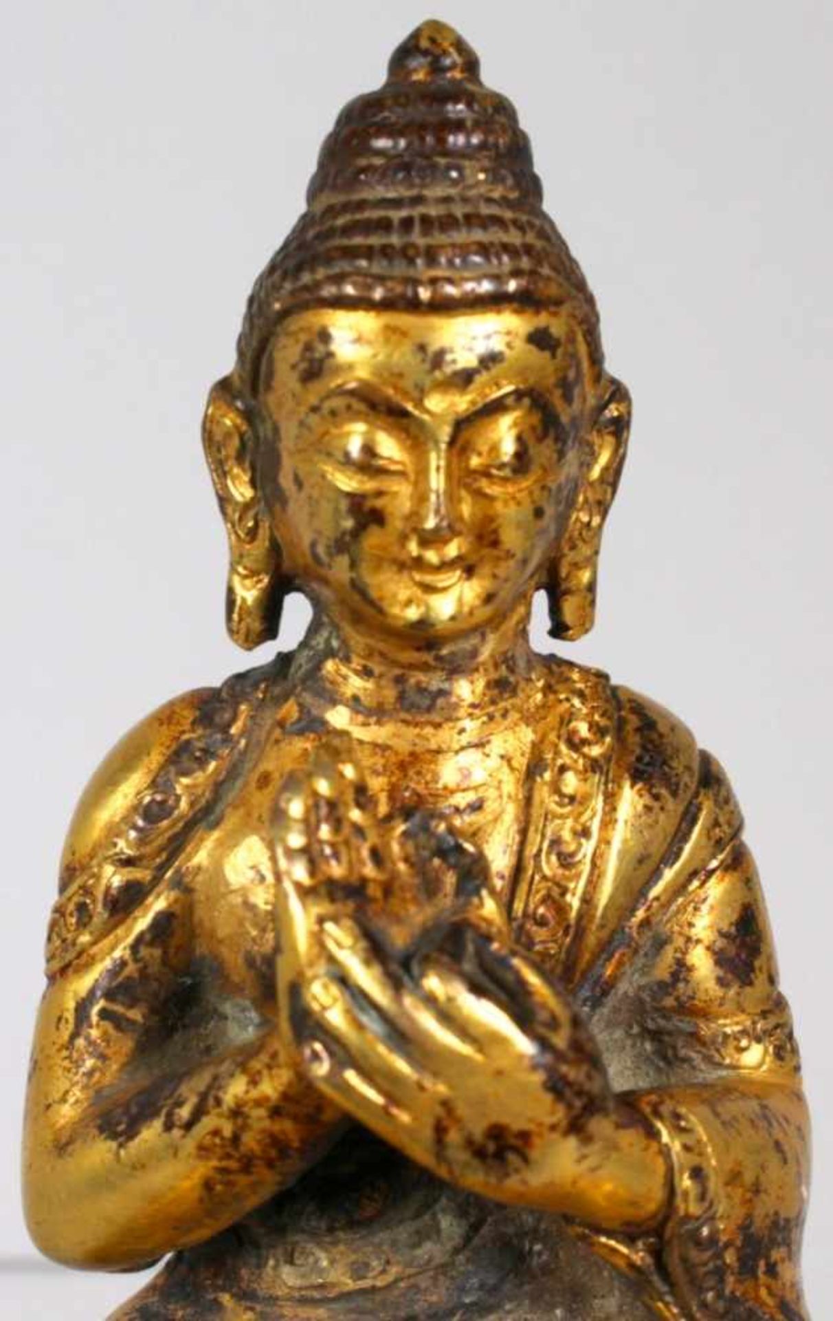 Bronze-Buddha, Tibet, 16./17. Jh., auf Lotossockel vollplastische Darstellung inmeditierender - Bild 6 aus 7