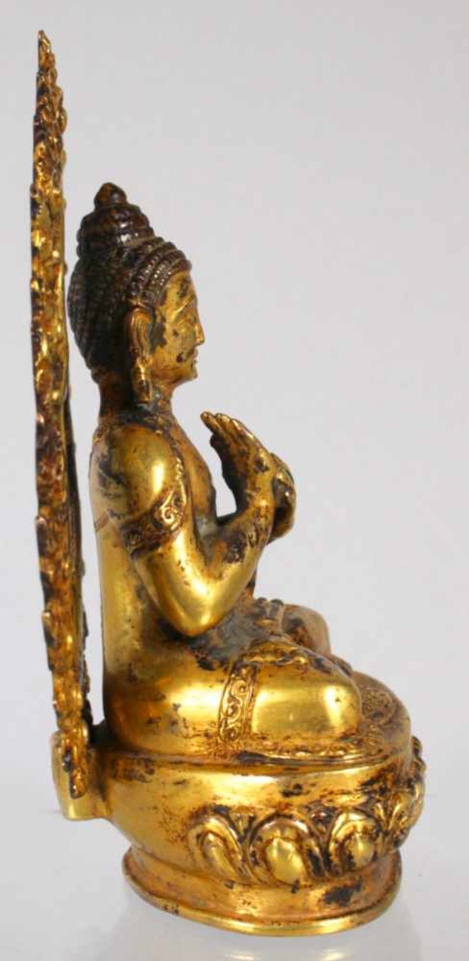 Bronze-Buddha, Tibet, 16./17. Jh., auf Lotossockel vollplastische Darstellung inmeditierender - Bild 2 aus 7
