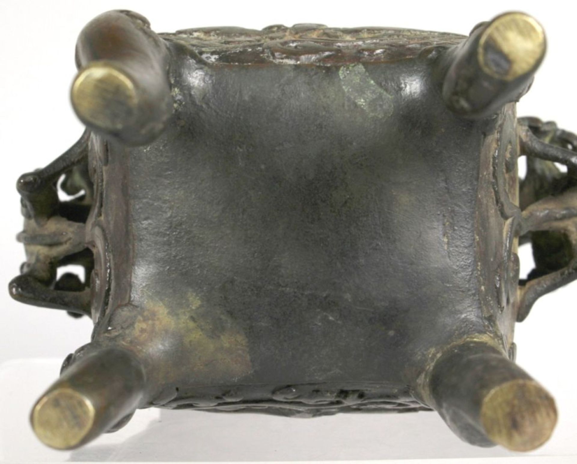 Bronze-Koro, China, 19. Jh., auf 4 stilisierten Rüsselfüßen Korpus mit 2 - Bild 5 aus 9
