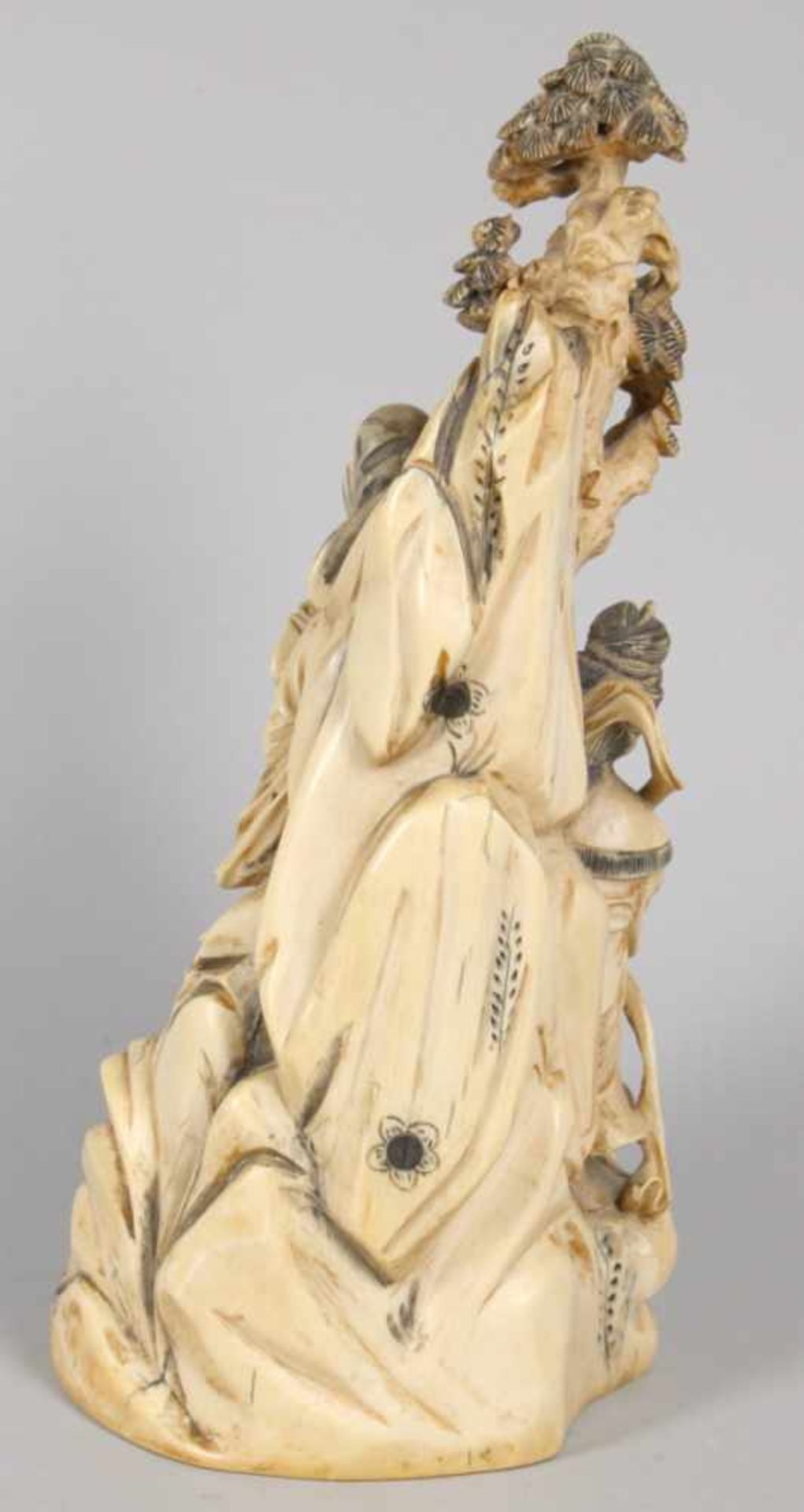 Elfenbein-Figur, China, Mitte 19. Jh., auf Natursockel vollplastische Figurenstaffage mit3 - Bild 2 aus 4