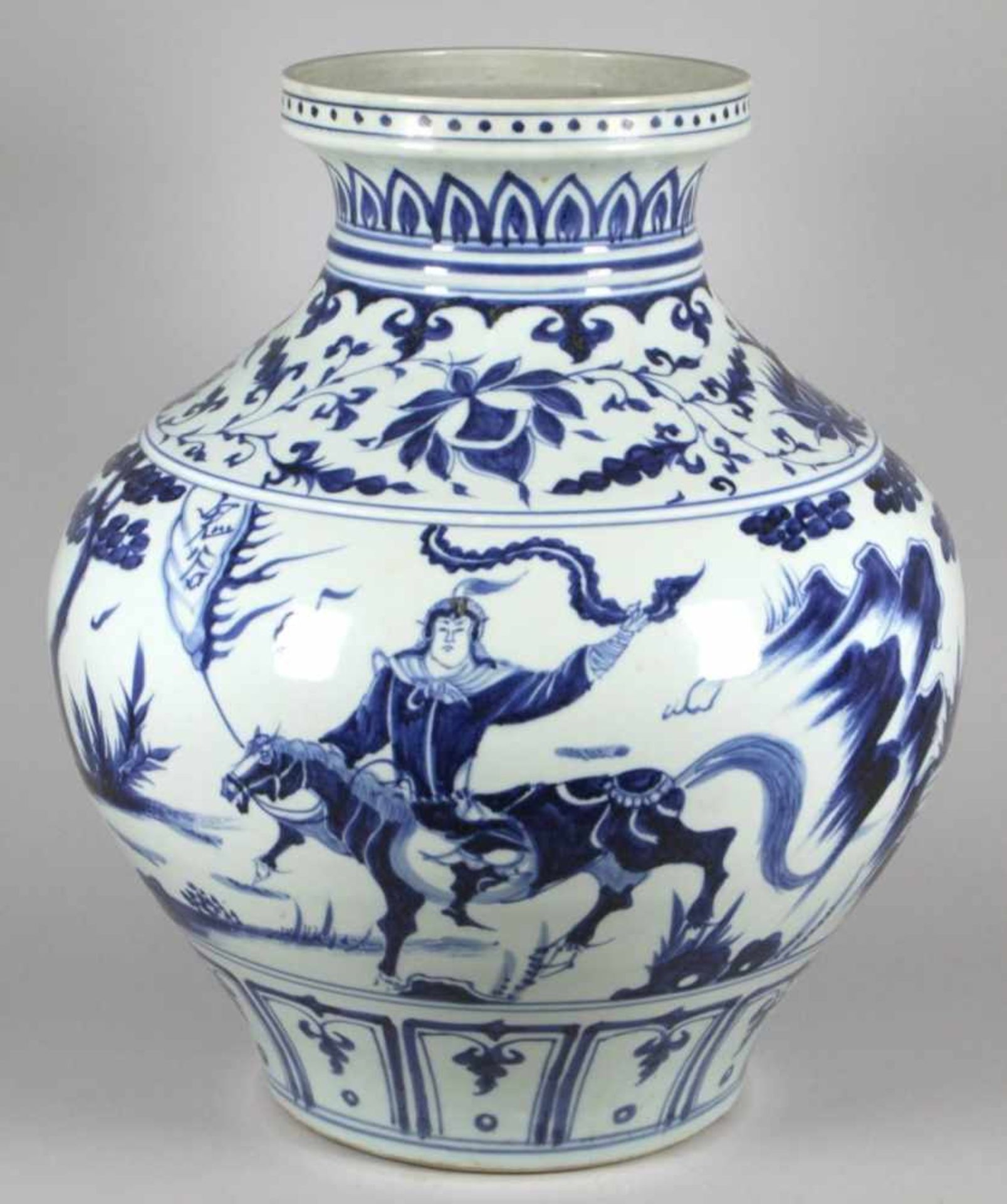 Porzellan-Ziervase, China, wohl 19. Jh., runder Stand, großer Balusterkorpus miteingezogenem Hals - Bild 2 aus 3