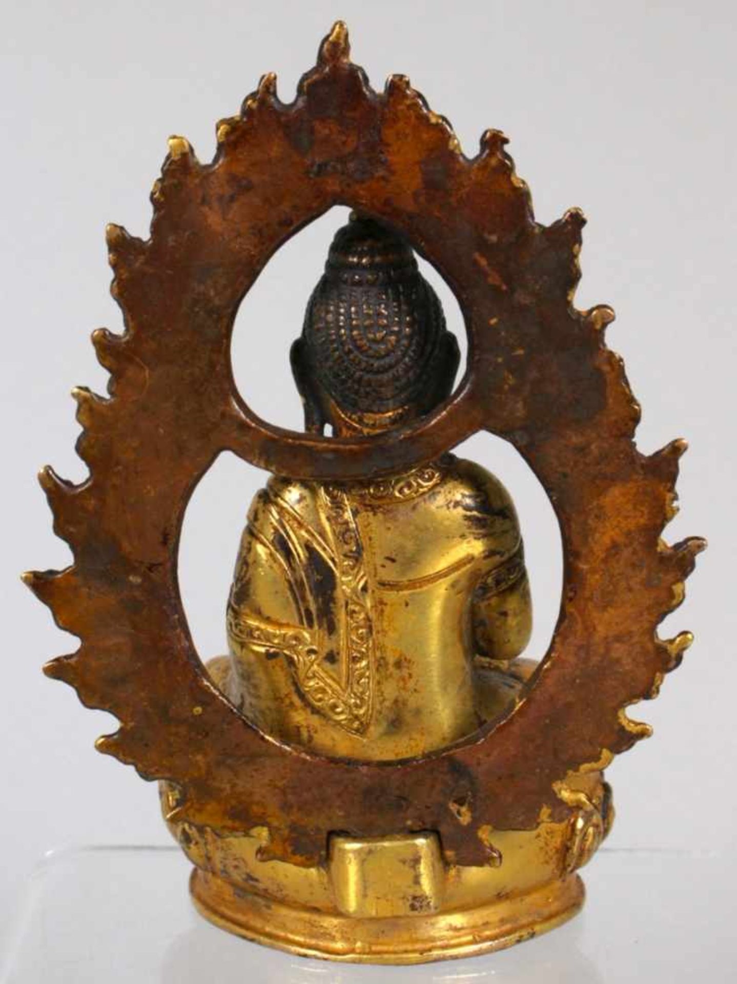 Bronze-Buddha, Tibet, 16./17. Jh., auf Lotossockel vollplastische Darstellung inmeditierender - Bild 3 aus 7