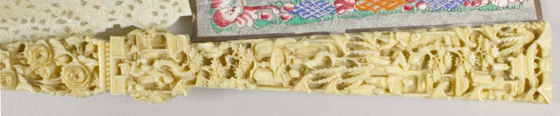 Fächer in Holz-Schatulle, China, 19. Jh., mit Alltagsszenerien mit großer Anzahl vonPersonen, - Bild 4 aus 17
