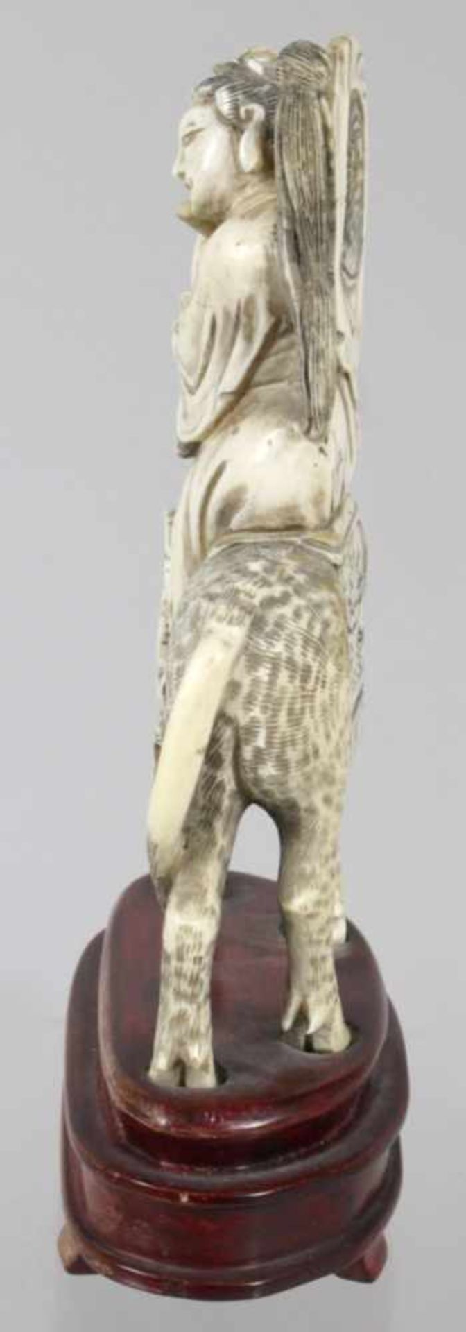 Elfenbein-Figur, "Unsterblicher auf Reittier", China, 18./19. Jh., vollplastischeDarstellung mit - Bild 2 aus 5