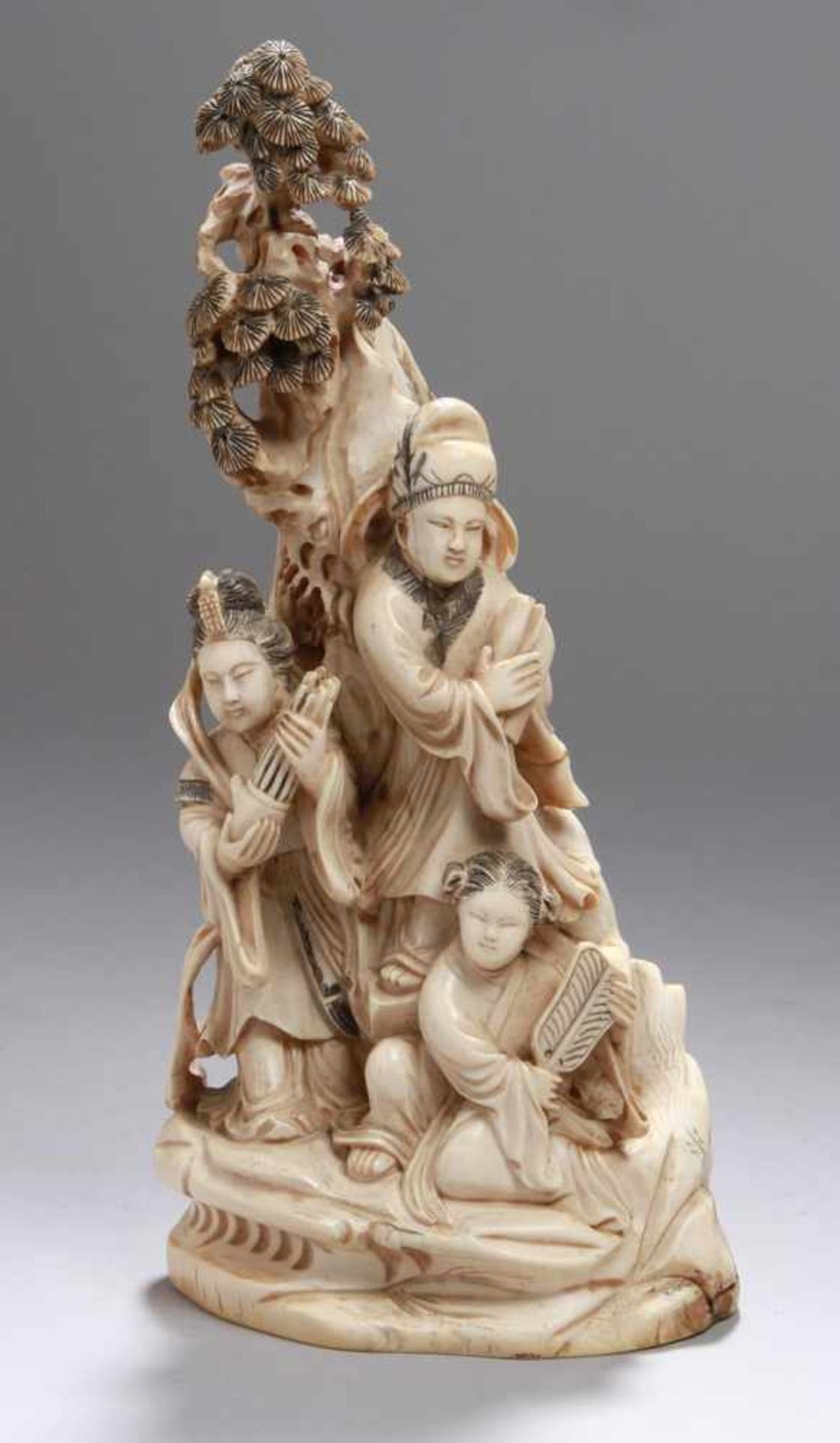 Elfenbein-Figur, China, Mitte 19. Jh., auf Natursockel vollplastische Figurenstaffage mit3
