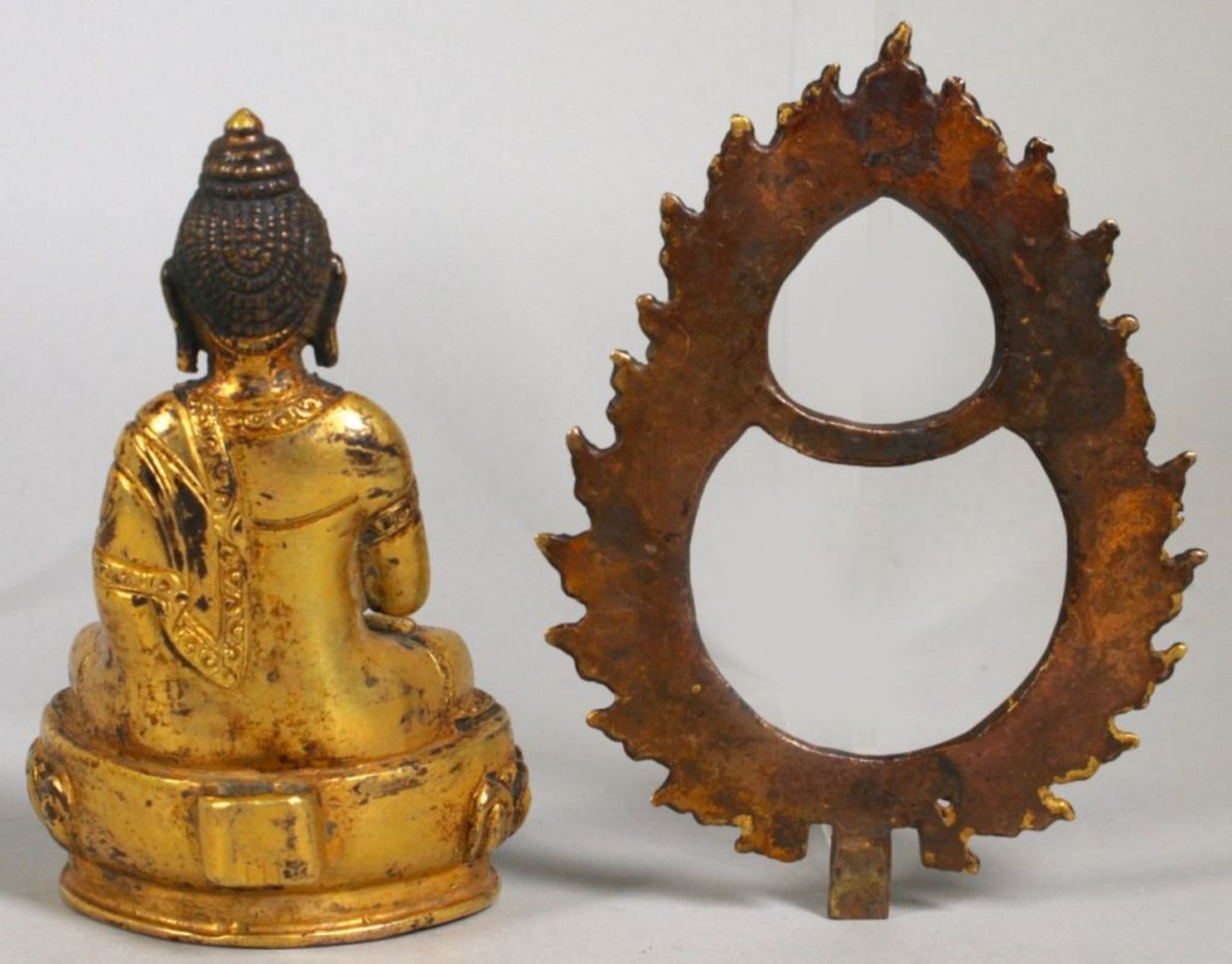 Bronze-Buddha, Tibet, 16./17. Jh., auf Lotossockel vollplastische Darstellung inmeditierender - Bild 5 aus 7