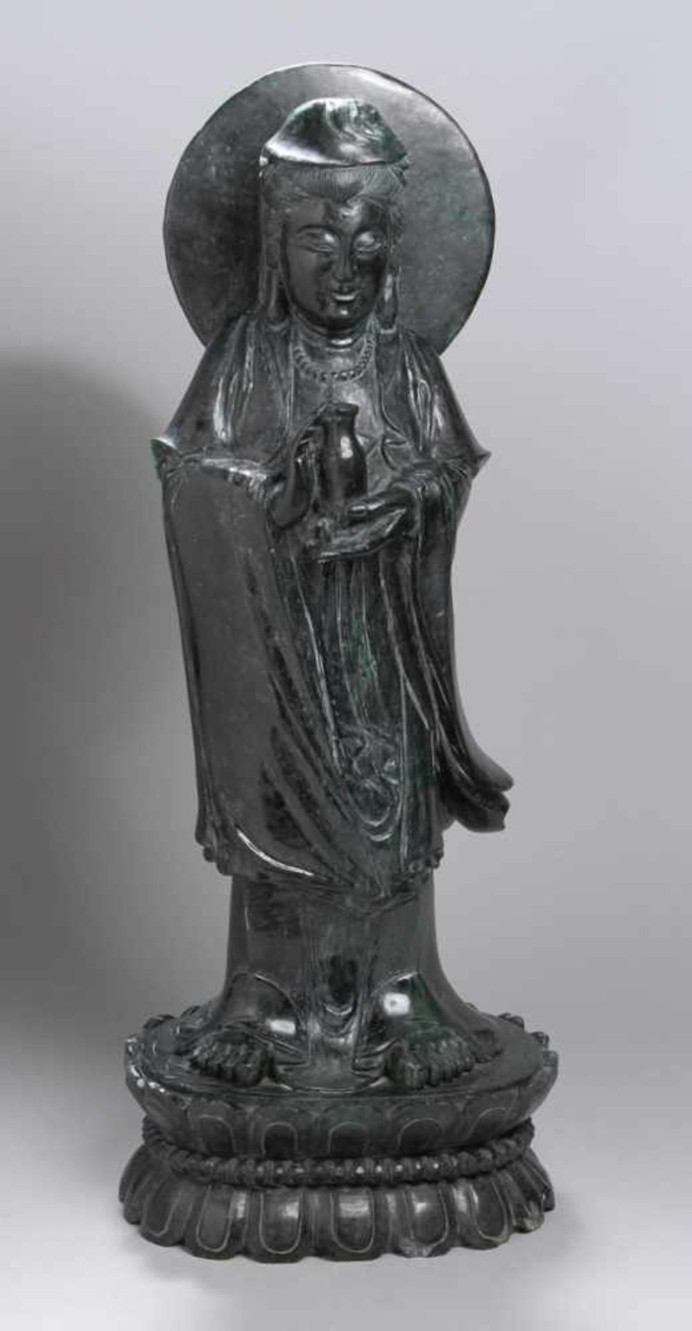 Nephritjade-Figur, "Guanyin", China, auf Doppellotossockel vollplastische, stehendeDarstellung in