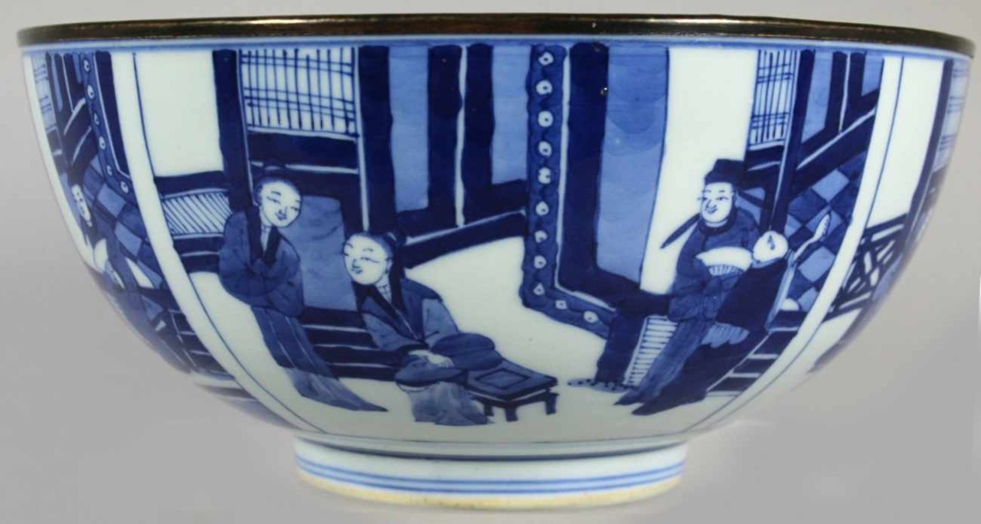Porzellan-Kumme, China, wohl 19. Jh., im Schalenboden Rundkartusche mit in Landschaftspielendem - Bild 4 aus 5