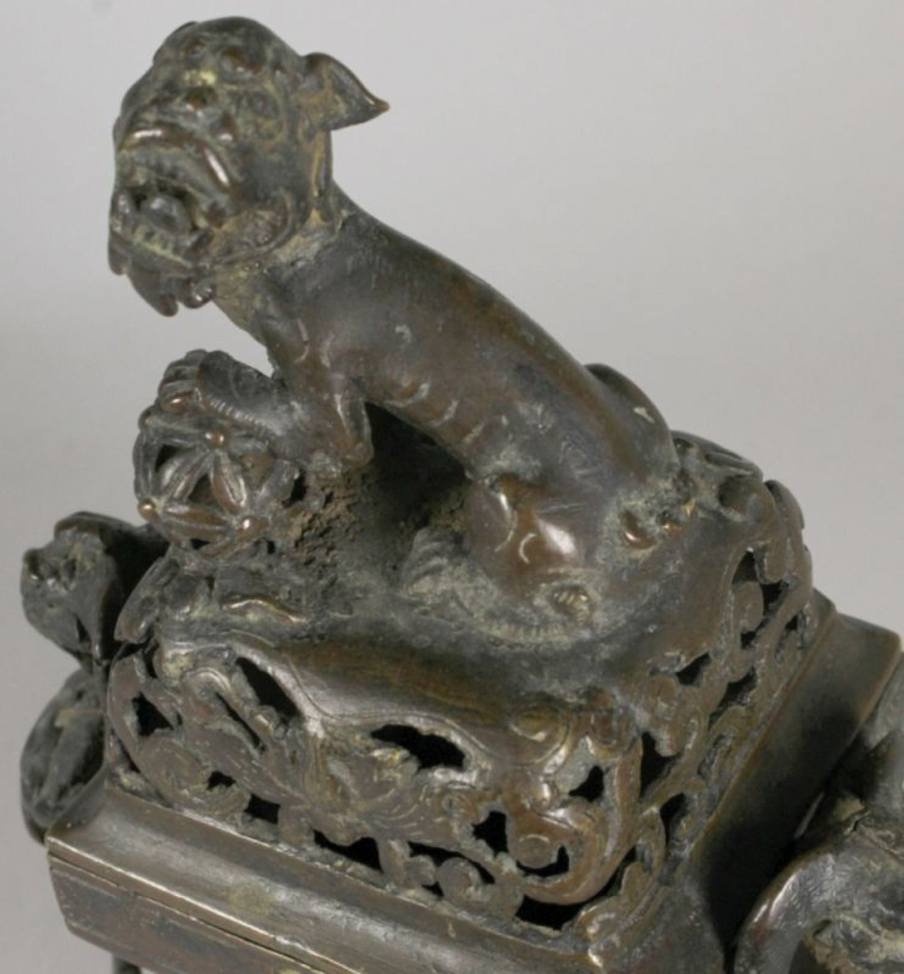 Bronze-Koro, China, 19. Jh., auf 4 stilisierten Rüsselfüßen Korpus mit 2 - Bild 6 aus 9