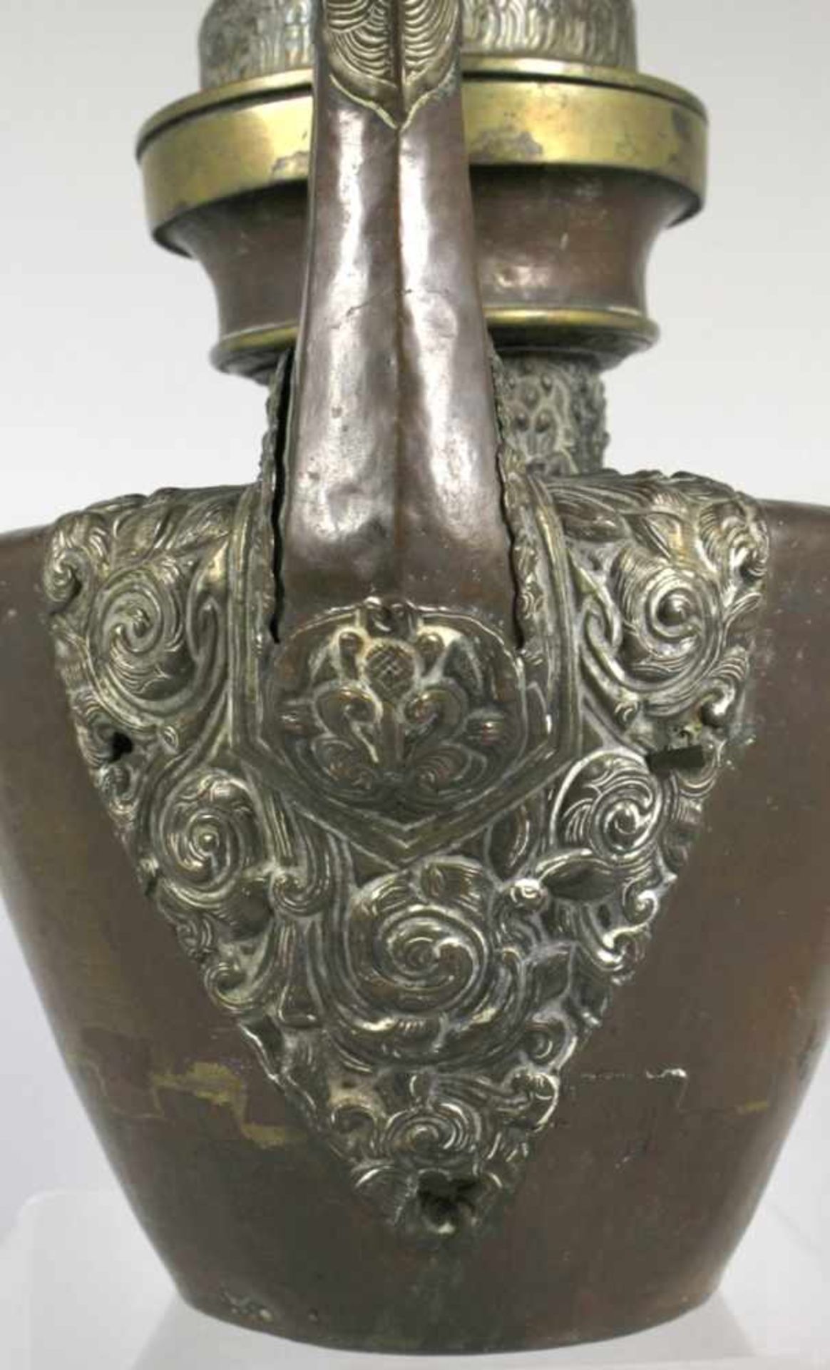 Kupfer-Ritualkanne, Tibet, 18./19. Jh., stiltypische Form mit Schwanenhalsausguss,Bandhenkel und - Bild 3 aus 5