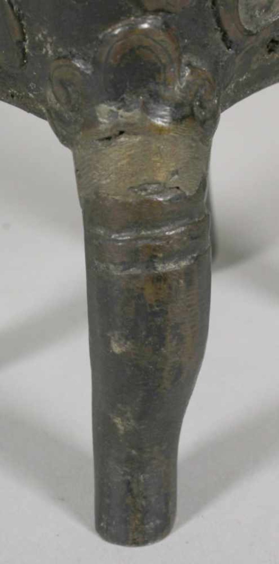 Bronze-Koro, China, 19. Jh., auf 4 stilisierten Rüsselfüßen Korpus mit 2 - Bild 8 aus 9
