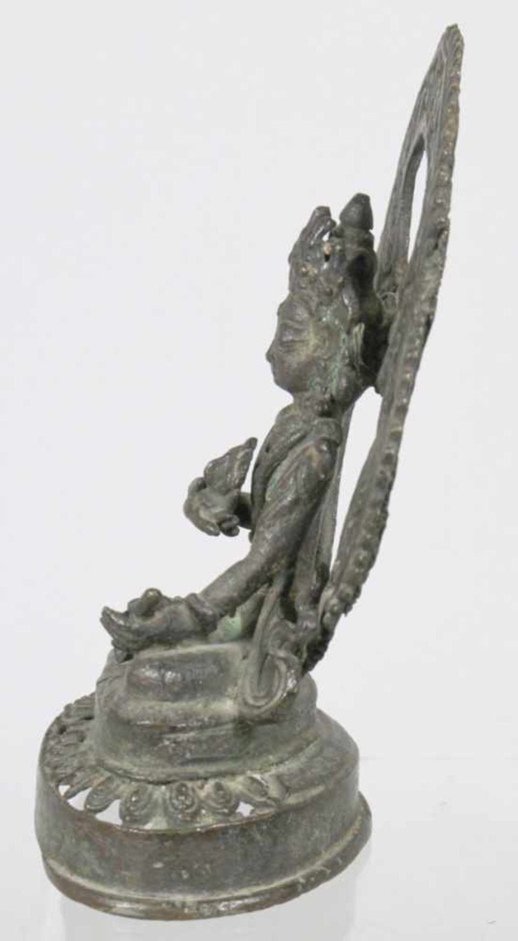 Bronze-Plastik, "Buddha", Tibet, 17./18. Jh., auf durchbrochen gearbeitetem - Bild 2 aus 5