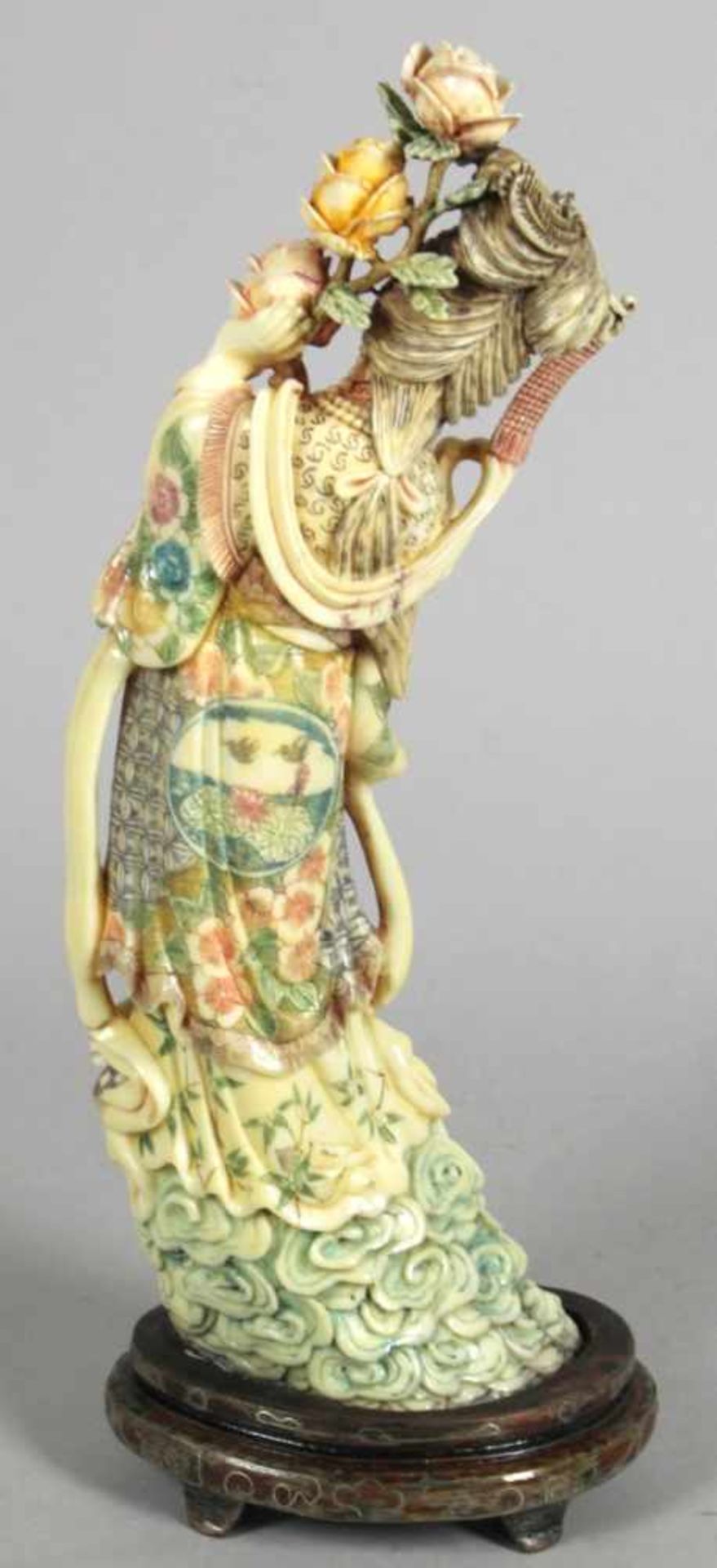 Figur, "Hofdame", China, um 1930, wohl gefertigt aus Nilpferdzahn, auf Wolkensockelvollplastische, - Bild 2 aus 5