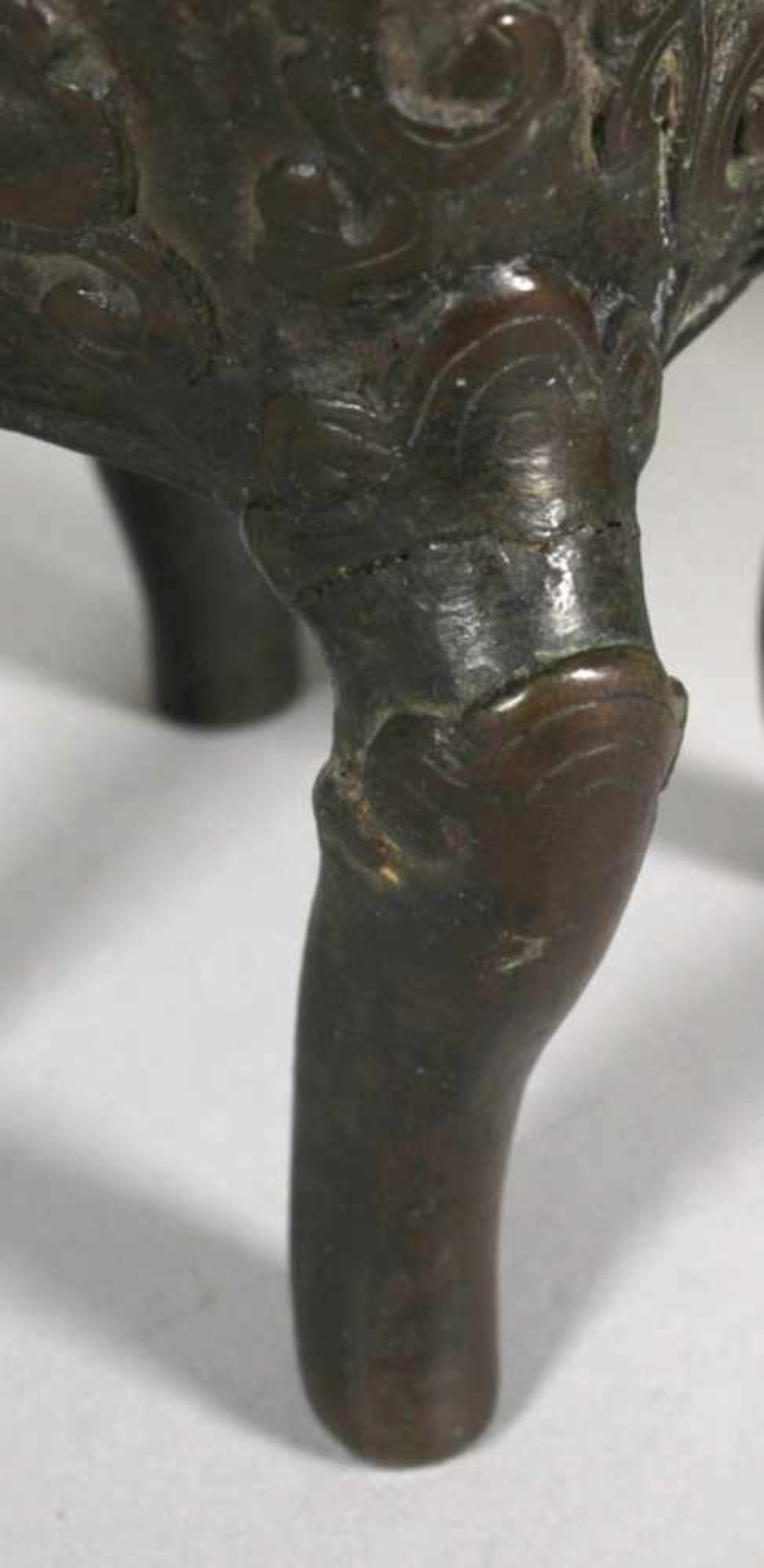 Bronze-Koro, China, 19. Jh., auf 4 stilisierten Rüsselfüßen Korpus mit 2 - Bild 9 aus 9
