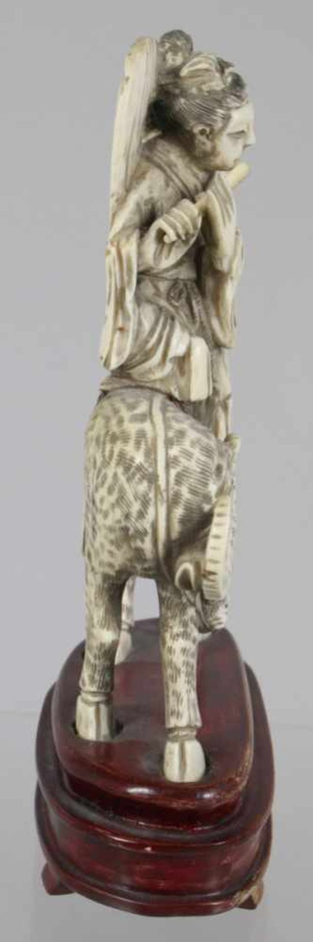 Elfenbein-Figur, "Unsterblicher auf Reittier", China, 18./19. Jh., vollplastischeDarstellung mit - Bild 4 aus 5