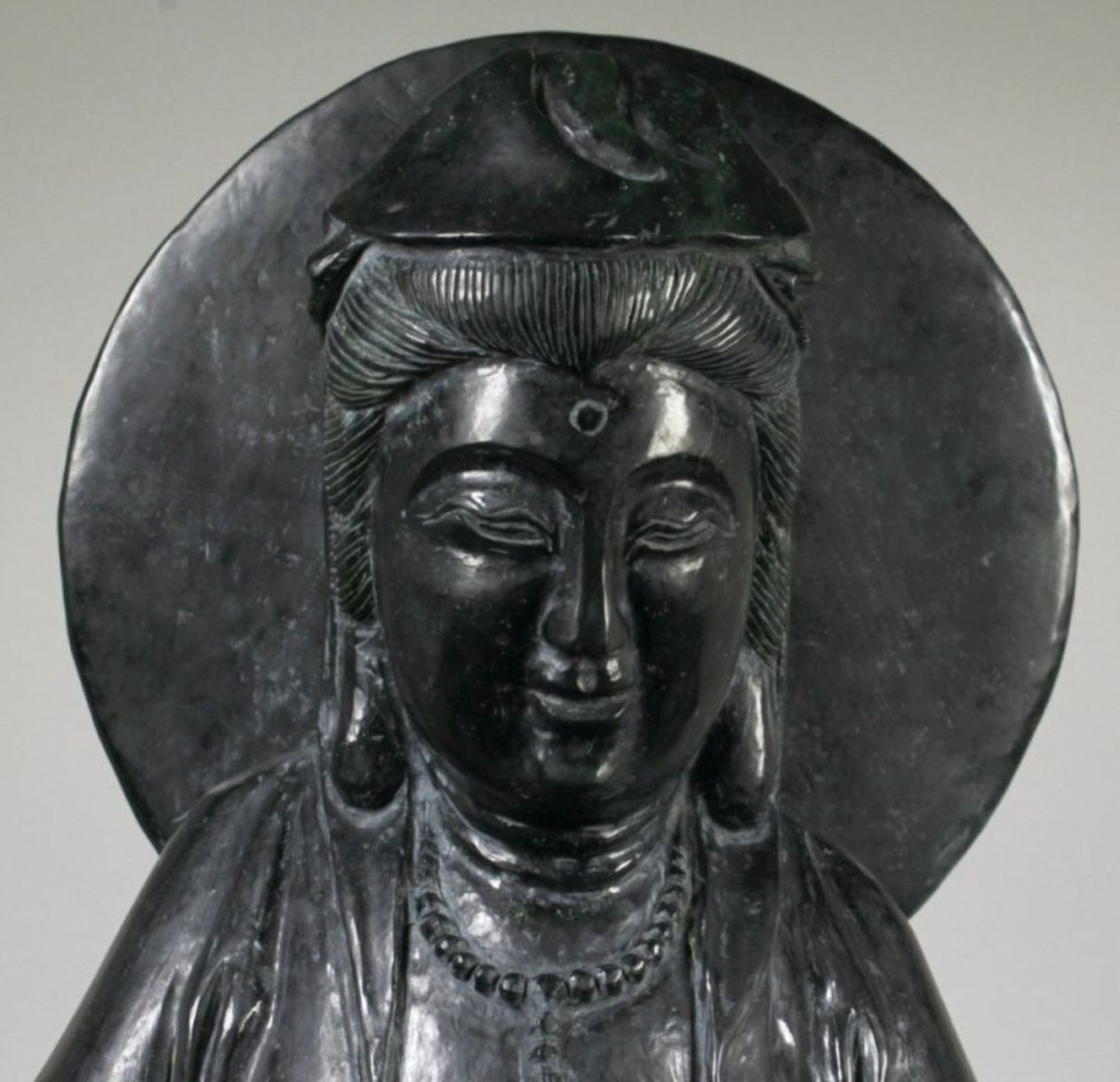 Nephritjade-Figur, "Guanyin", China, auf Doppellotossockel vollplastische, stehendeDarstellung in - Bild 2 aus 5