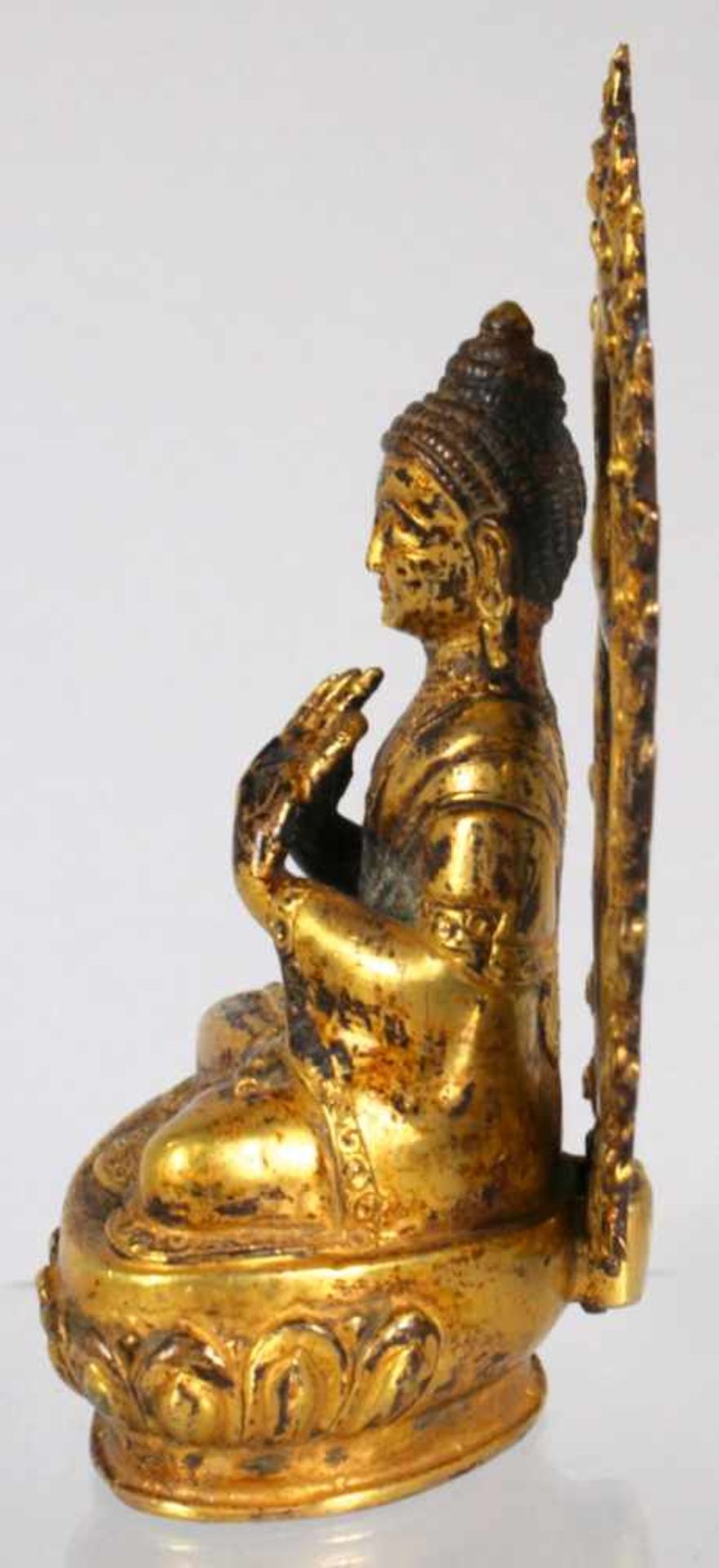 Bronze-Buddha, Tibet, 16./17. Jh., auf Lotossockel vollplastische Darstellung inmeditierender - Bild 4 aus 7