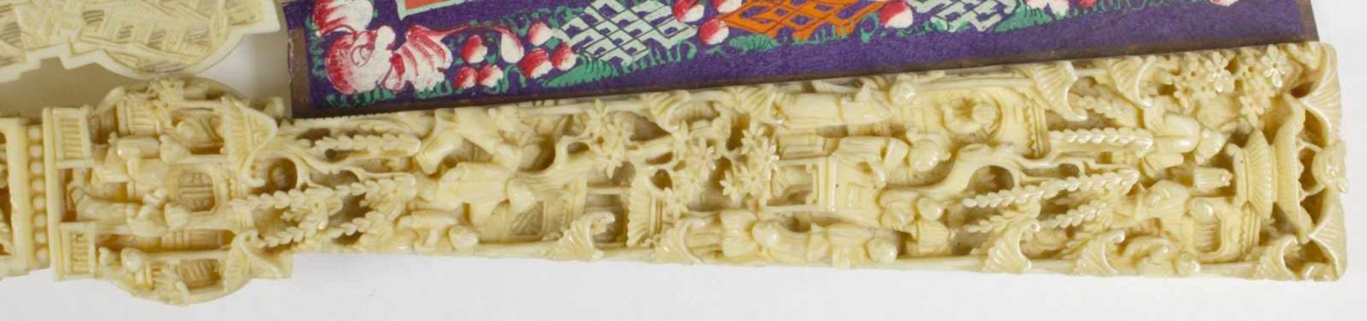 Fächer in Holz-Schatulle, China, 19. Jh., mit Alltagsszenerien mit großer Anzahl vonPersonen, - Bild 11 aus 17