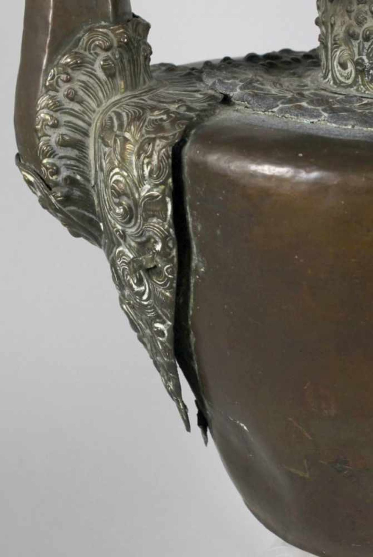 Kupfer-Ritualkanne, Tibet, 18./19. Jh., stiltypische Form mit Schwanenhalsausguss,Bandhenkel und - Bild 5 aus 5