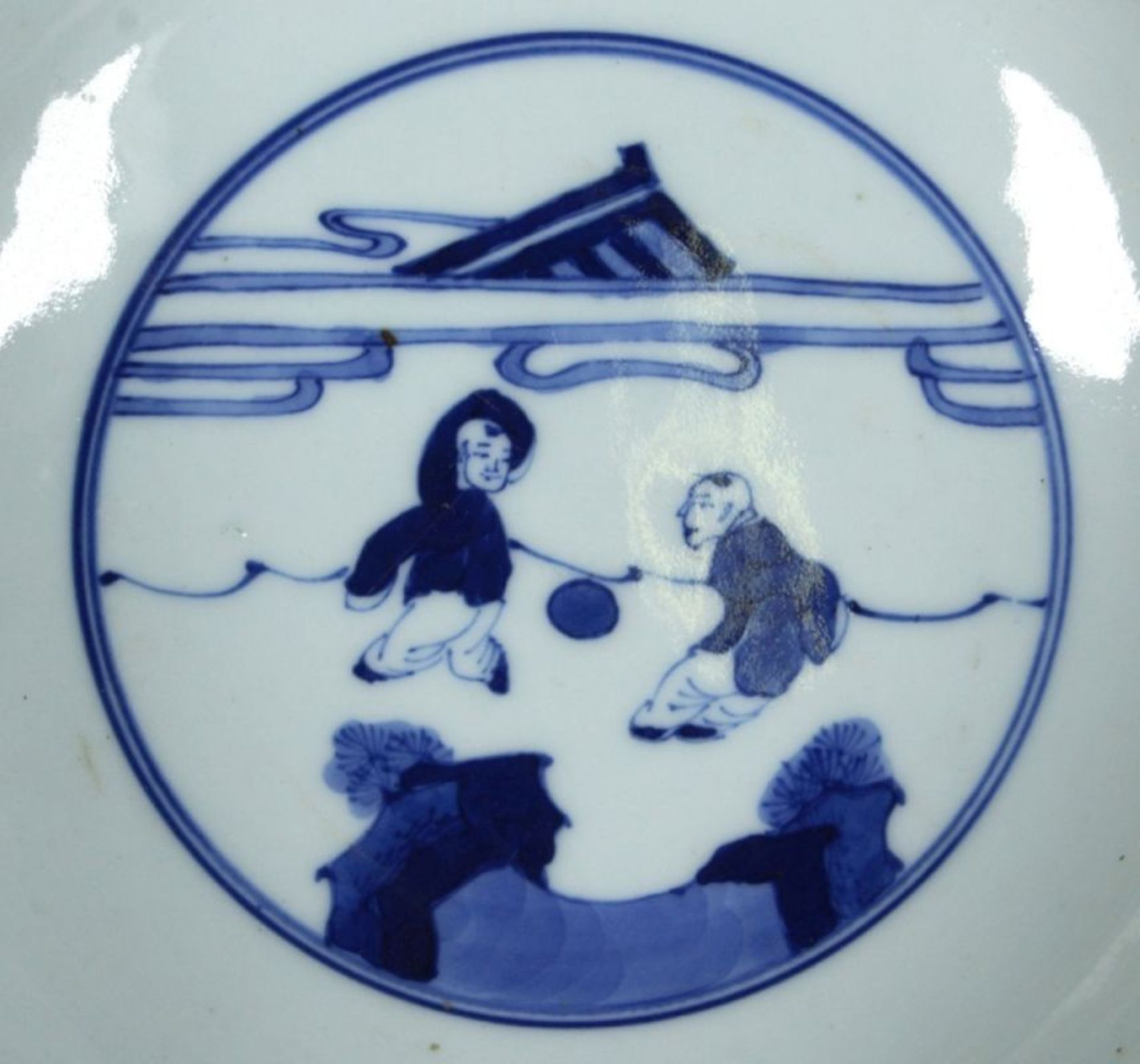 Porzellan-Kumme, China, wohl 19. Jh., im Schalenboden Rundkartusche mit in Landschaftspielendem - Bild 2 aus 5