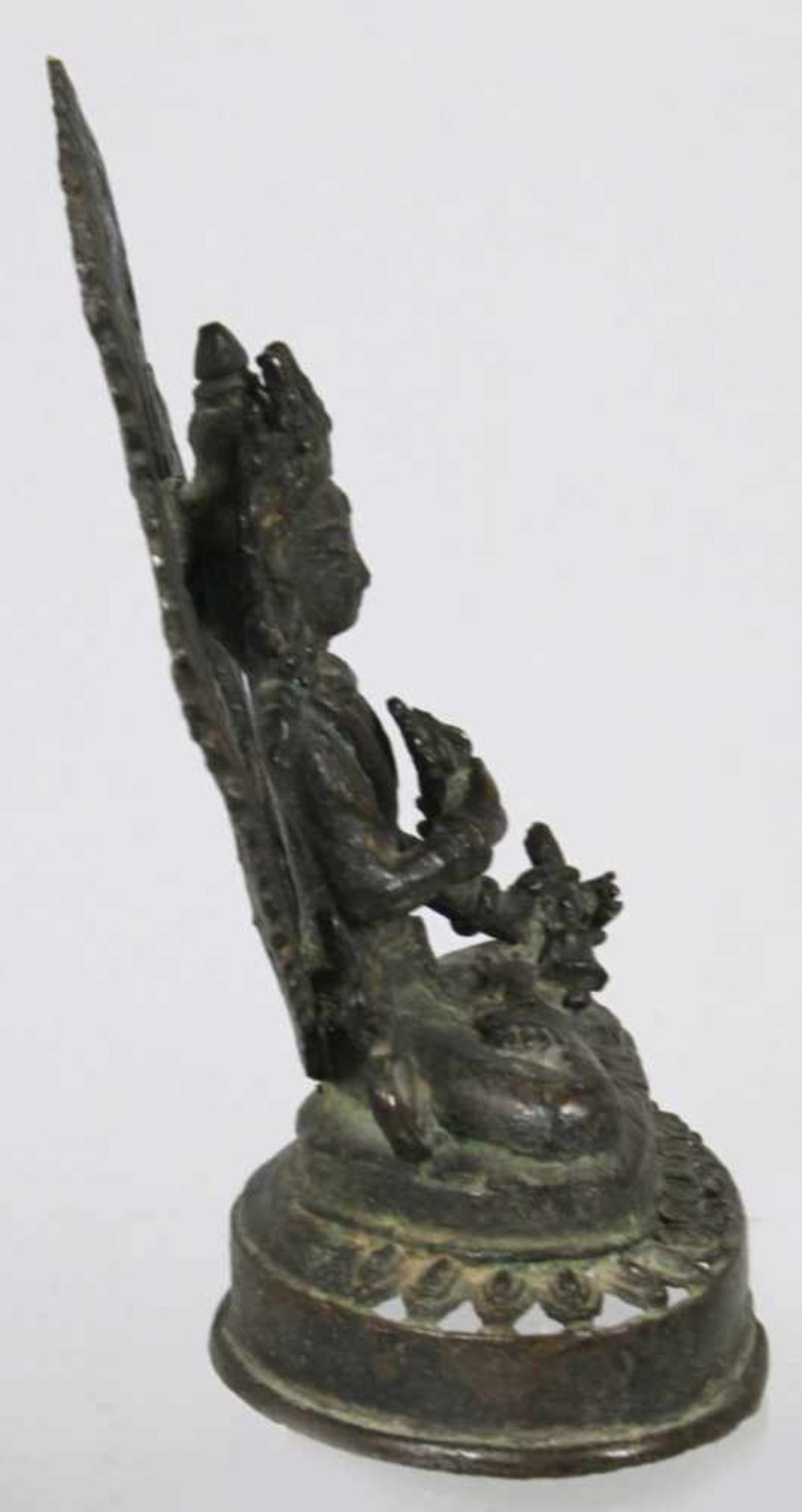 Bronze-Plastik, "Buddha", Tibet, 17./18. Jh., auf durchbrochen gearbeitetem - Bild 4 aus 5