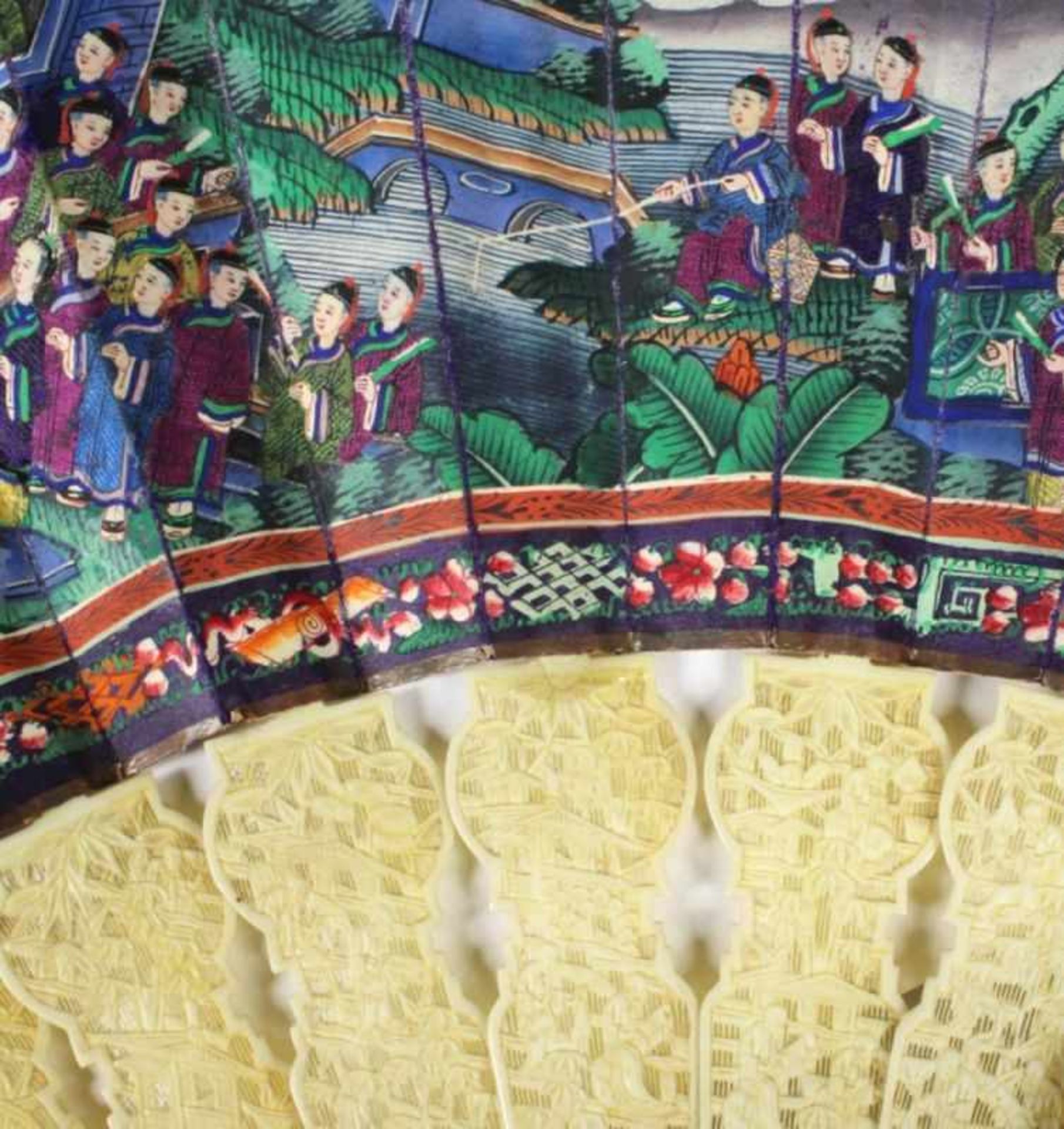Fächer in Holz-Schatulle, China, 19. Jh., mit Alltagsszenerien mit großer Anzahl vonPersonen, - Bild 14 aus 17
