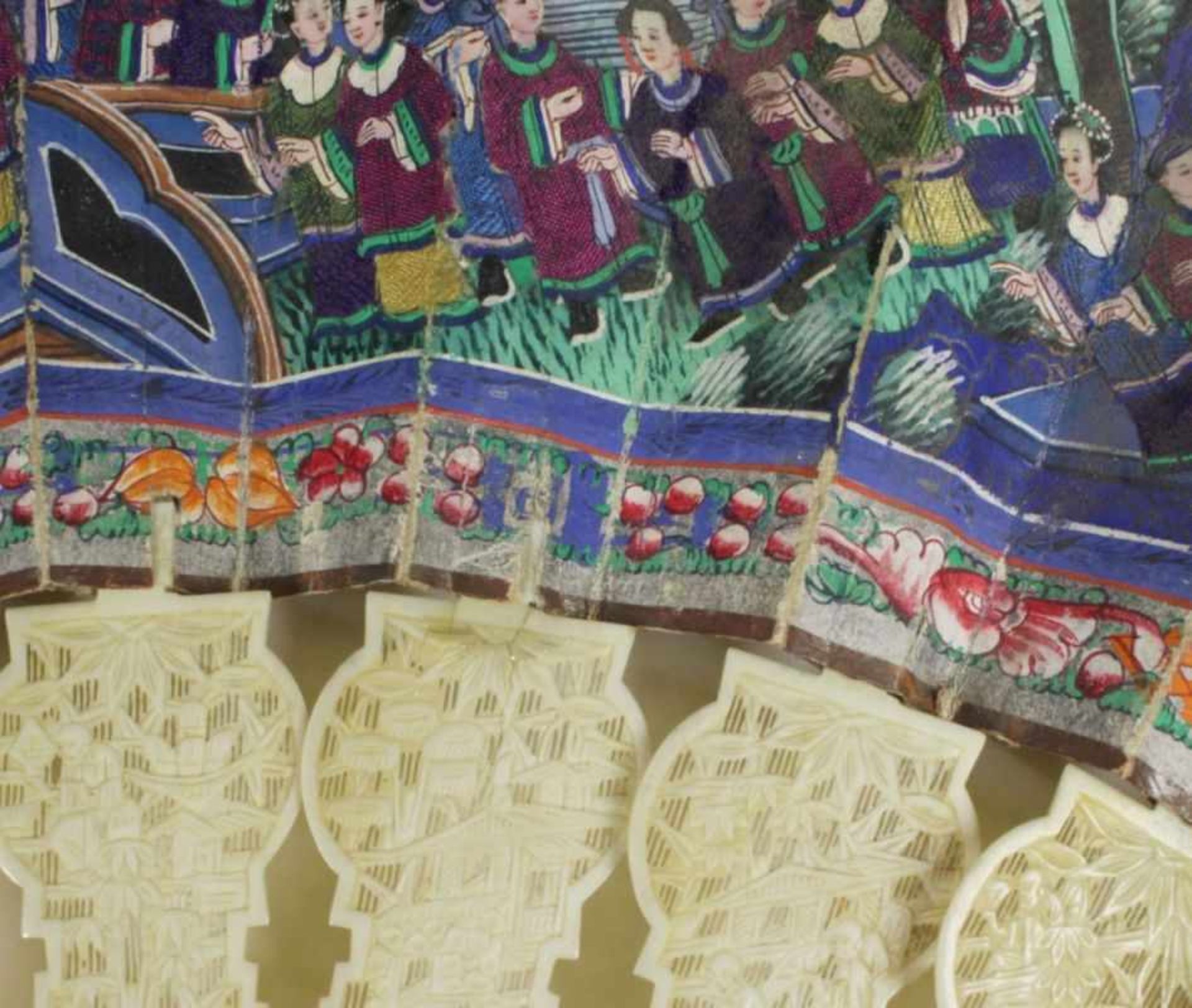 Fächer in Holz-Schatulle, China, 19. Jh., mit Alltagsszenerien mit großer Anzahl vonPersonen, - Bild 8 aus 17