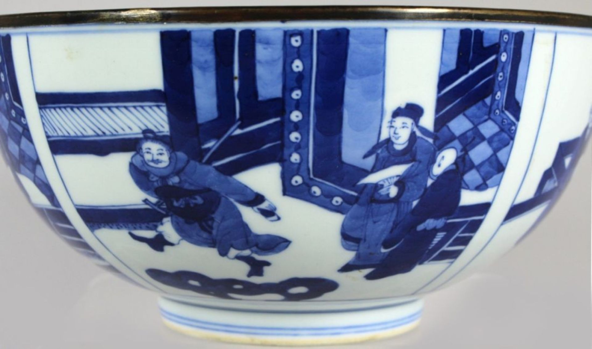 Porzellan-Kumme, China, wohl 19. Jh., im Schalenboden Rundkartusche mit in Landschaftspielendem - Bild 3 aus 5