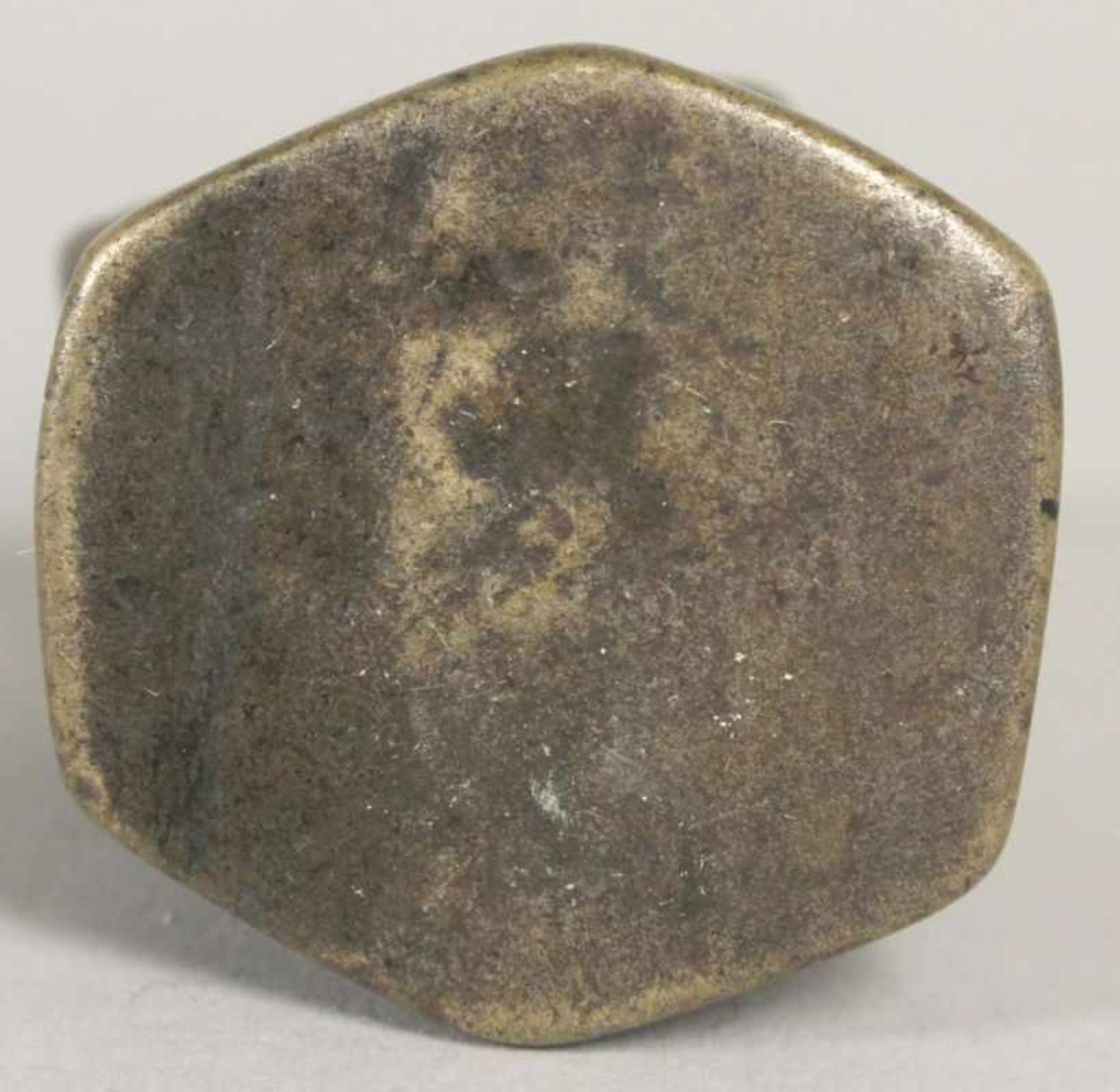 Bronze-Opiumgewicht, Burma, 19. Jh., gearbeitet in Form von Ente auf Sockel, dunkleAlterspatina, H 5 - Bild 2 aus 2