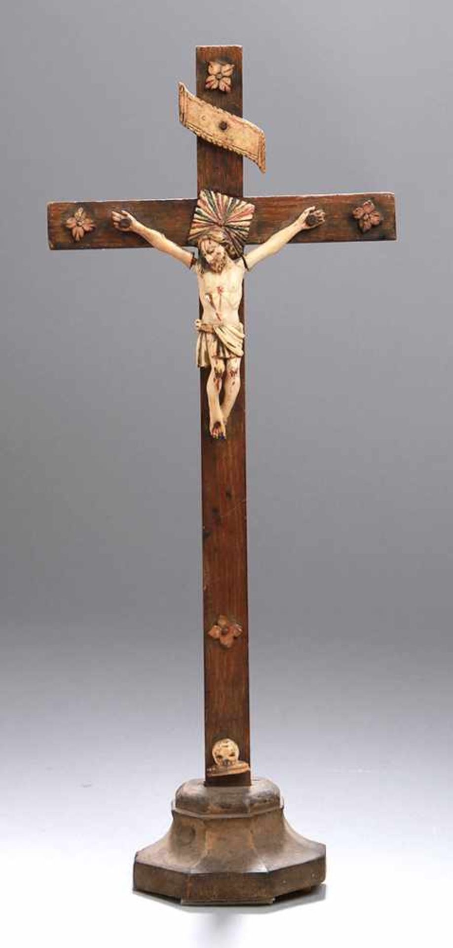 Holz-Standkreuz, alpenländisch, 17./18. Jh., barocker Sockel mit schlichtem Kreuz,