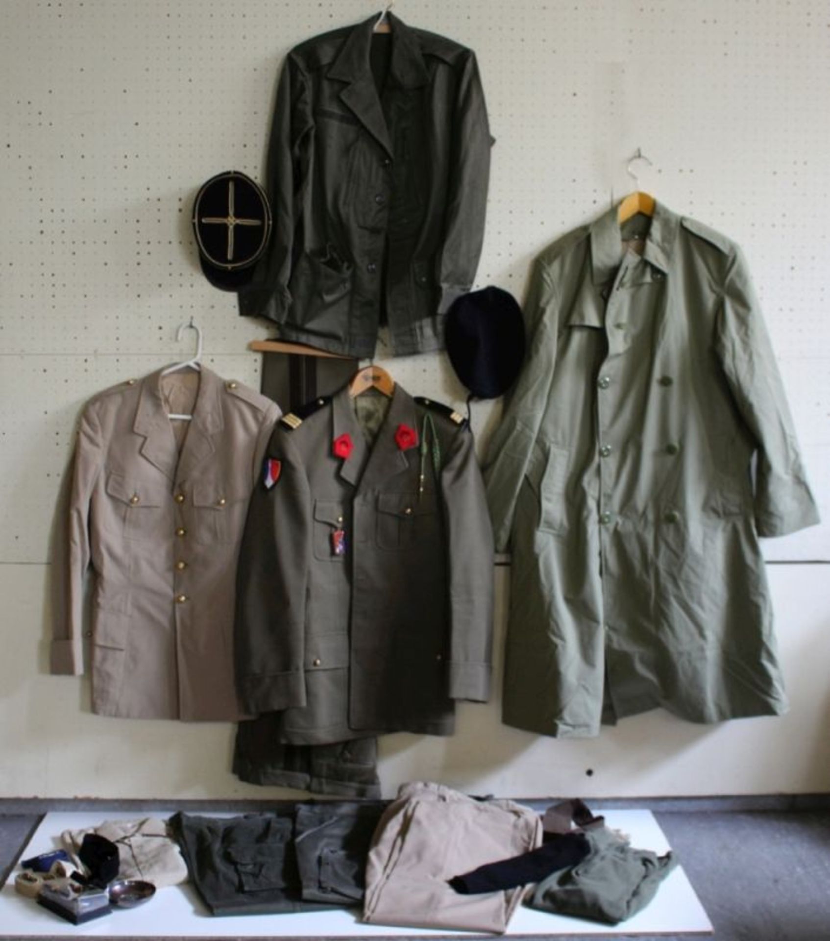 Konvolut Uniformen, Frankreich, bestehend aus: Jacken, Hosen, Mantel, Hemden, Abzeichen,etc.,