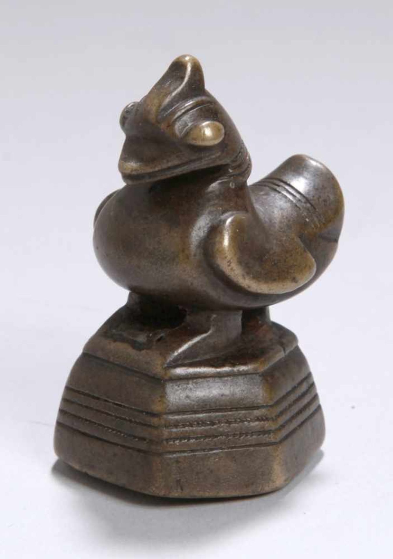 Bronze-Opiumgewicht, Burma, 19. Jh., gearbeitet in Form von Ente auf Sockel, dunkleAlterspatina, H 5