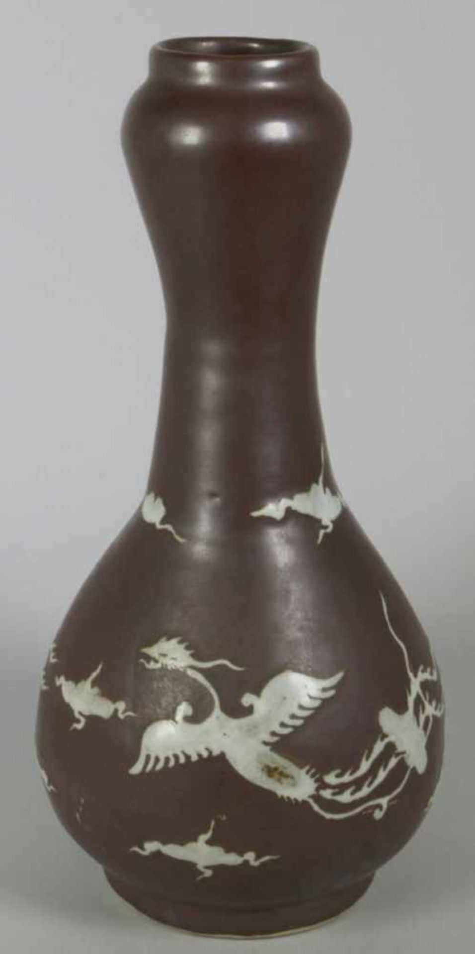 Porzellan-Ziervase, China, 20. Jh., über eingezogenem Rundstand flaschenkürbisförmigerKorpus mit - Bild 2 aus 4