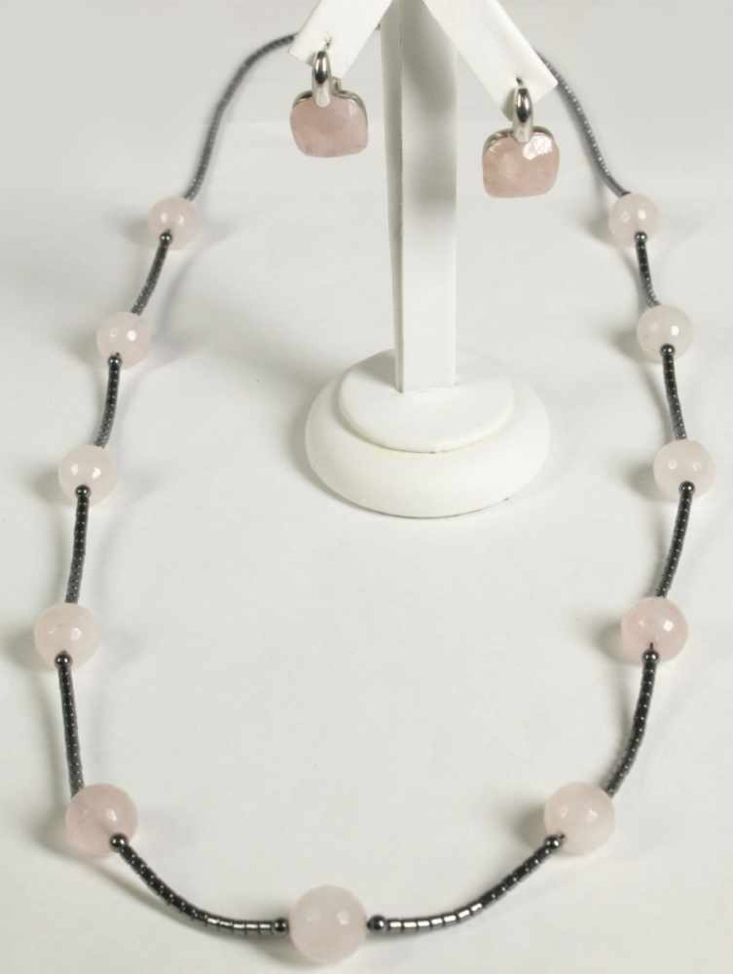 Schmuck-Ensemble, 2-tlg., bestehend aus: 1 Paar Ohrhänger und Halskette, gefertigt ausHämatidkugeln,