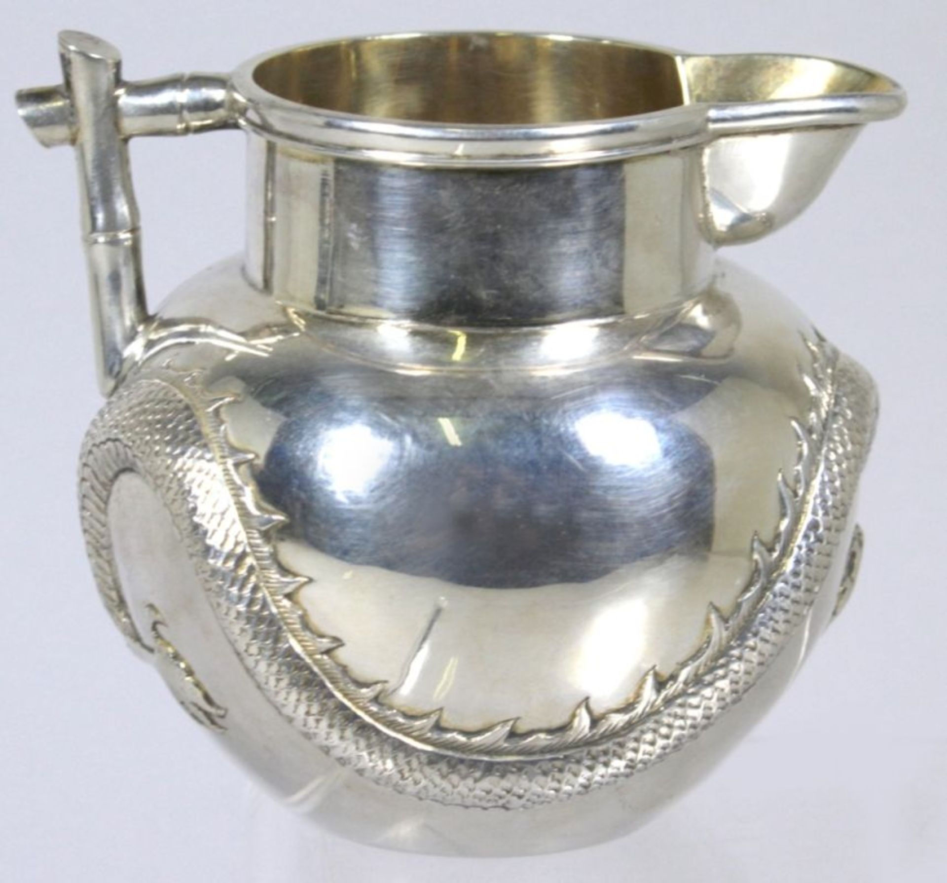 Kleines Kännchen, China, um 1900-20, Silber, Henkel als abgewinkelte Bambusstäbe, Wandungmit - Bild 2 aus 3