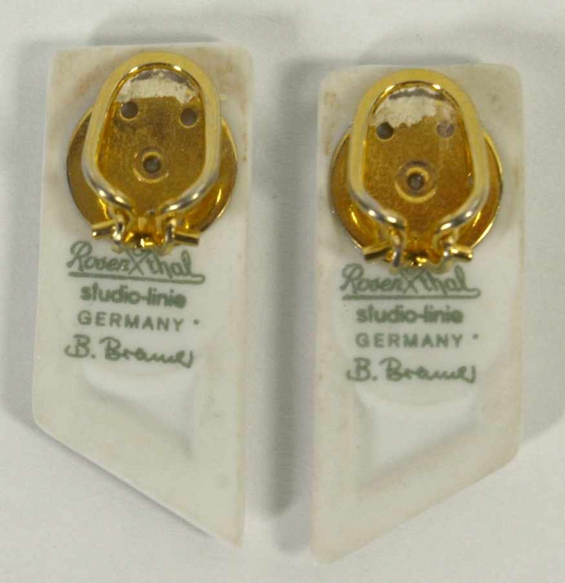 Ein Paar Porzellan-Ohrclips, Rosenthal, Studio-Linie, 1981, Entw.: Barbara Brenner,Form-Nr.: - Bild 2 aus 2