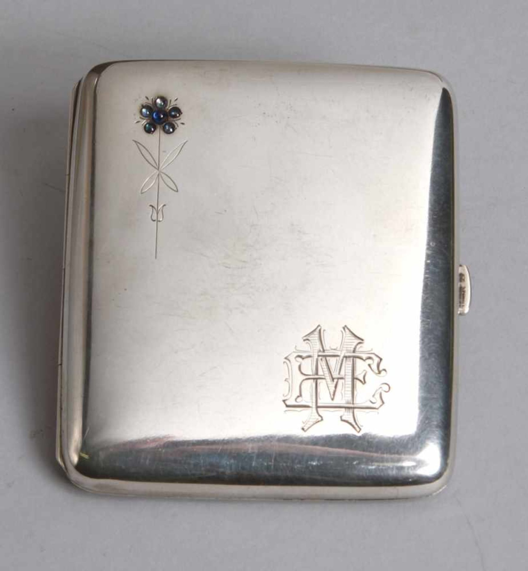 Zigaretten-Etui, dt., um 1910, Silber 800, rechteckig, scharnierter Deckel, Wandungverziert mit