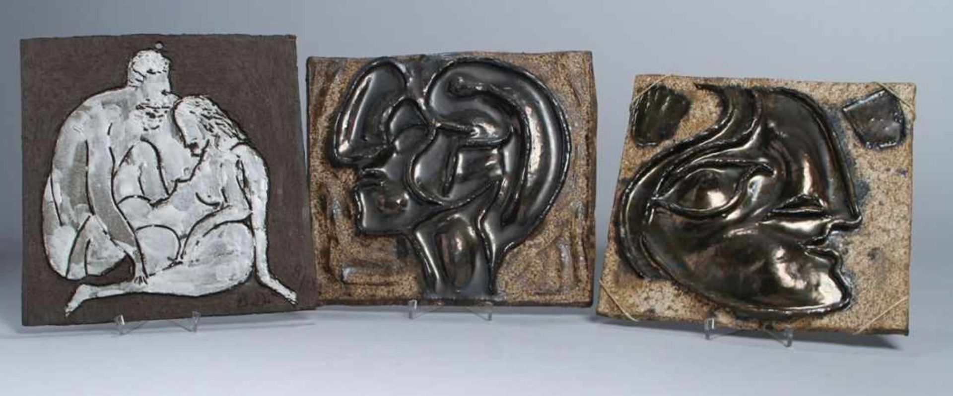 Drei Keramik-Wandplatten, zeitgenössischer, monogrammierender Künstler B.D.,unterschiedliche