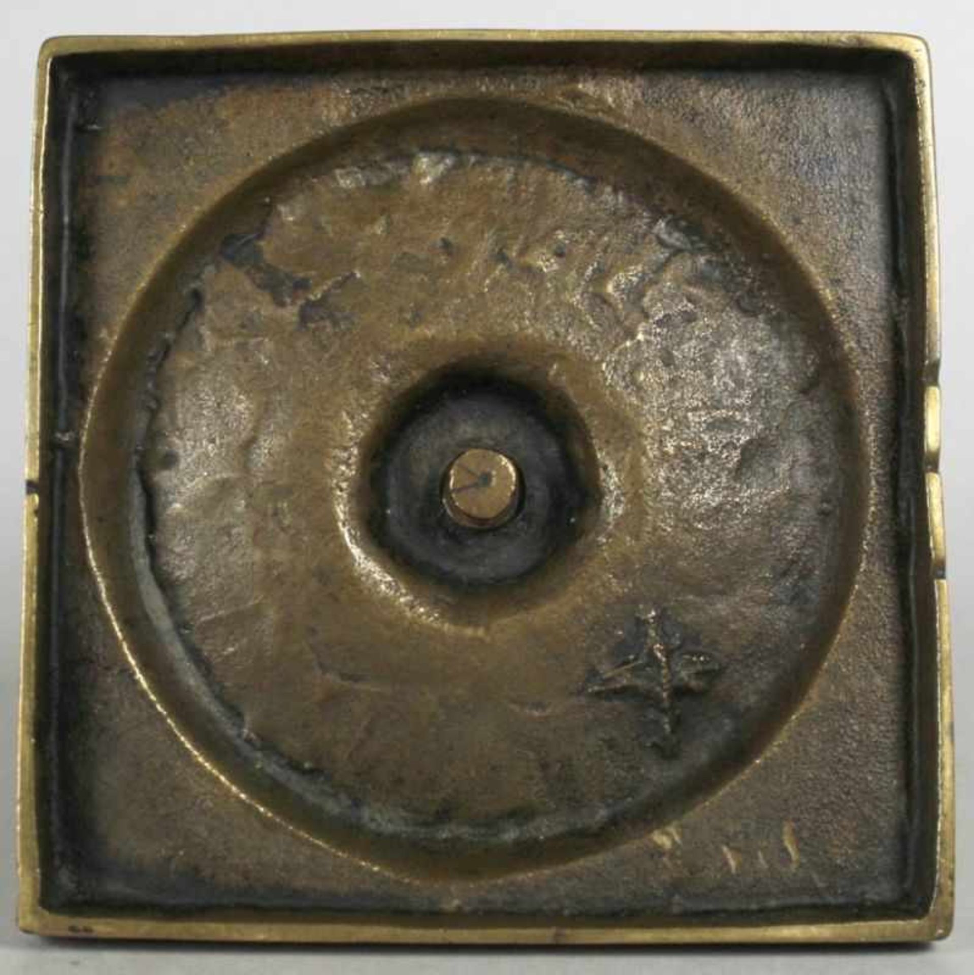 Bronze-Leuchter, 1-flg., 17./18. Jh., quadratische Sockelplatte mit Ringwulst,Balusterschaft und - Bild 2 aus 2