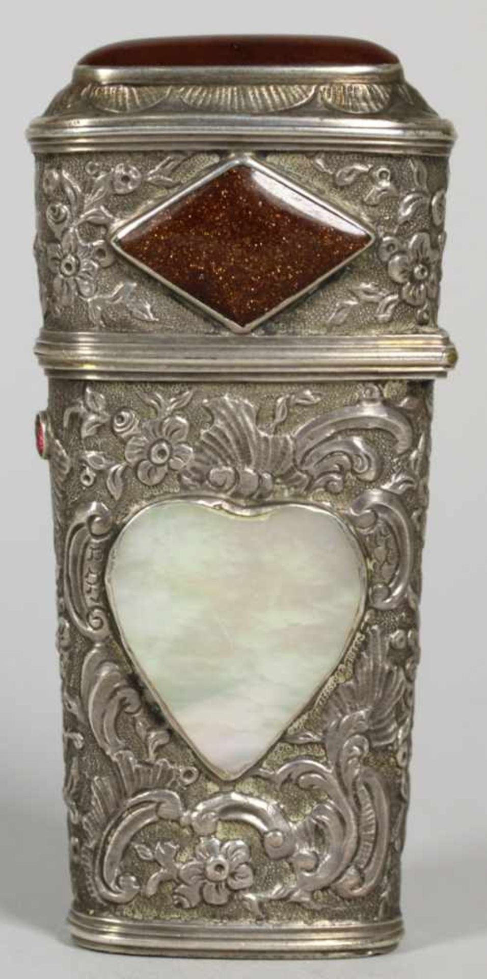 Reisezeug bzw. Necessaire, wohl Frankreich, um 1800, Silber, scharnierter Deckel, Wandungmit - Bild 3 aus 3
