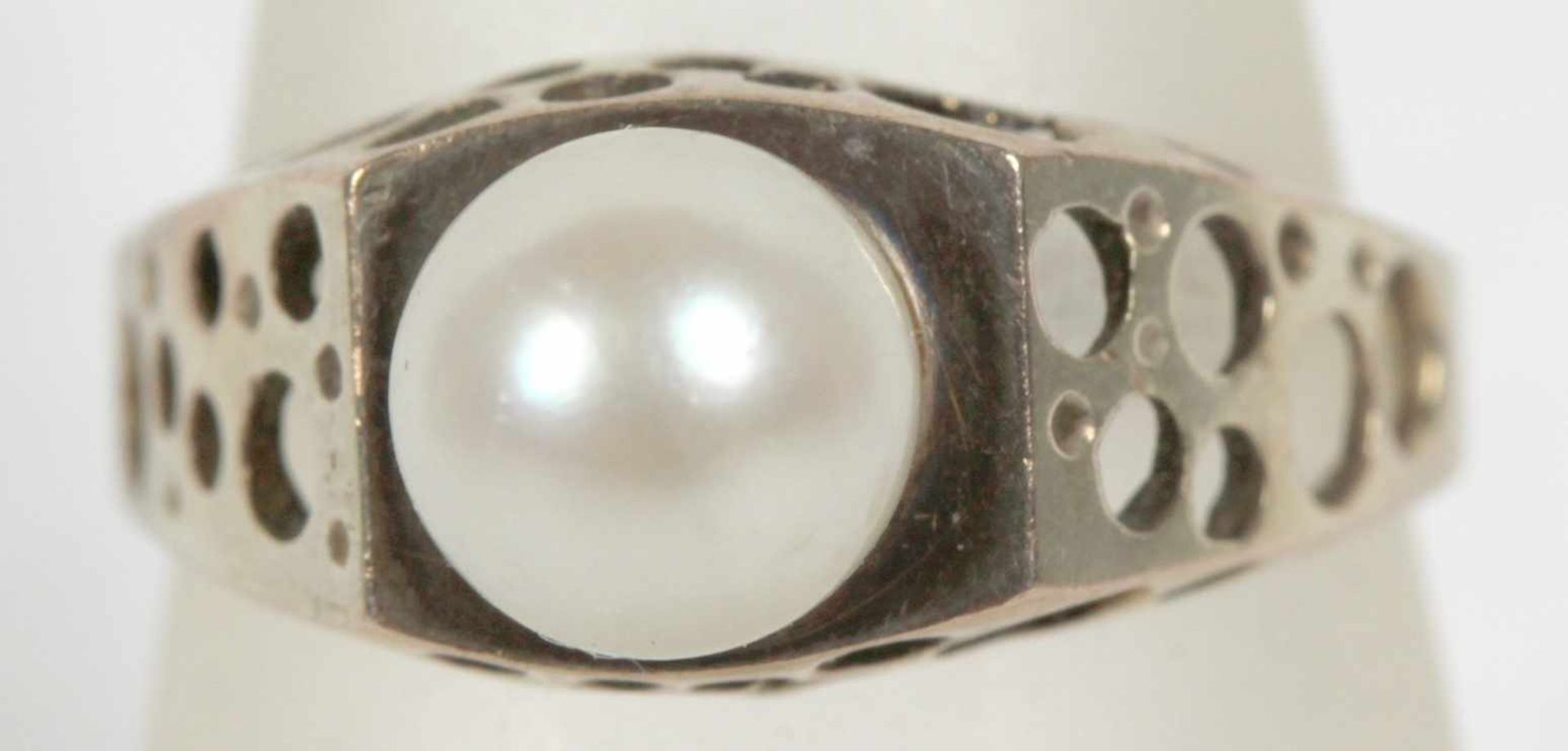 Damenring, GG 333, besetzt mit 1 Zuchtperle, D 7 mm, Farbe. weiß, Lüster: gut, Ringgröße:54