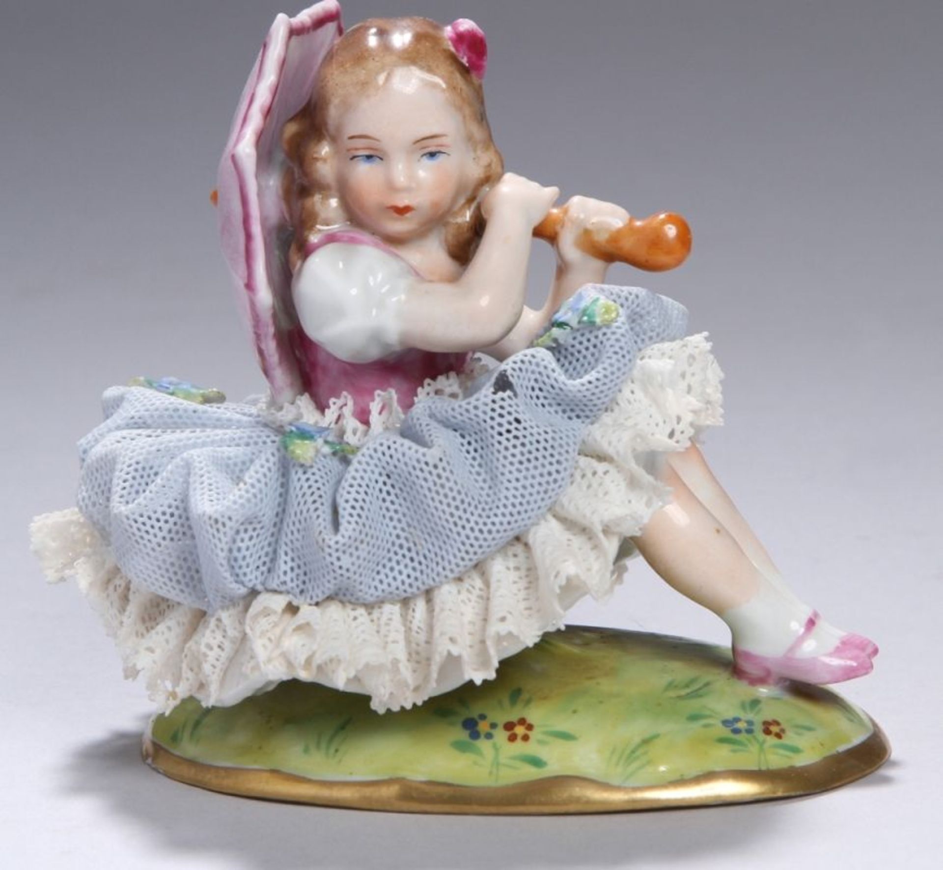 Porzellan-Figur, "Mädchen mit Sonnenschirm", Sitzendorfer Porzellanmanufaktur, 20. Jh.,auf