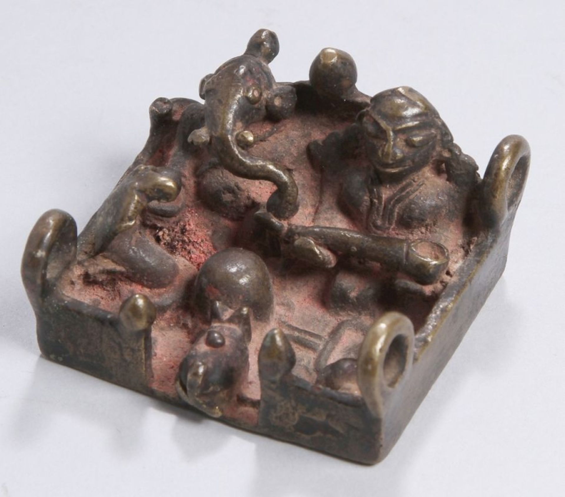 Kleiner Bronze-Altar, Indien, 18./19. Jh., auf rechteckiger Flachplinthe mit leichterhöhtem,