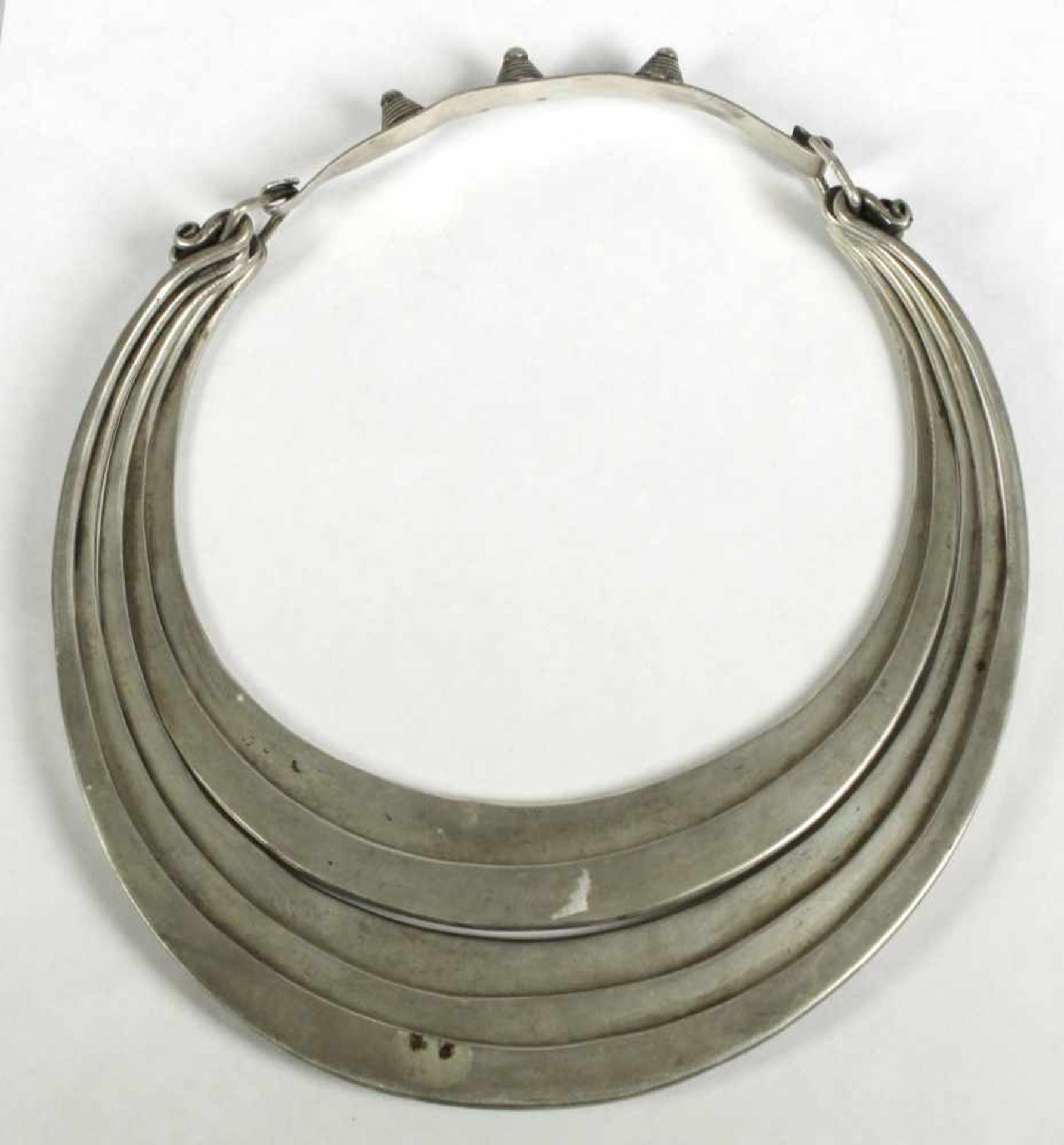 Hals-Schmuck, Hmong, Asien, um 1900, niedrig ligiertes Silber, gefertigt aus 5 Reifen, - Bild 2 aus 3
