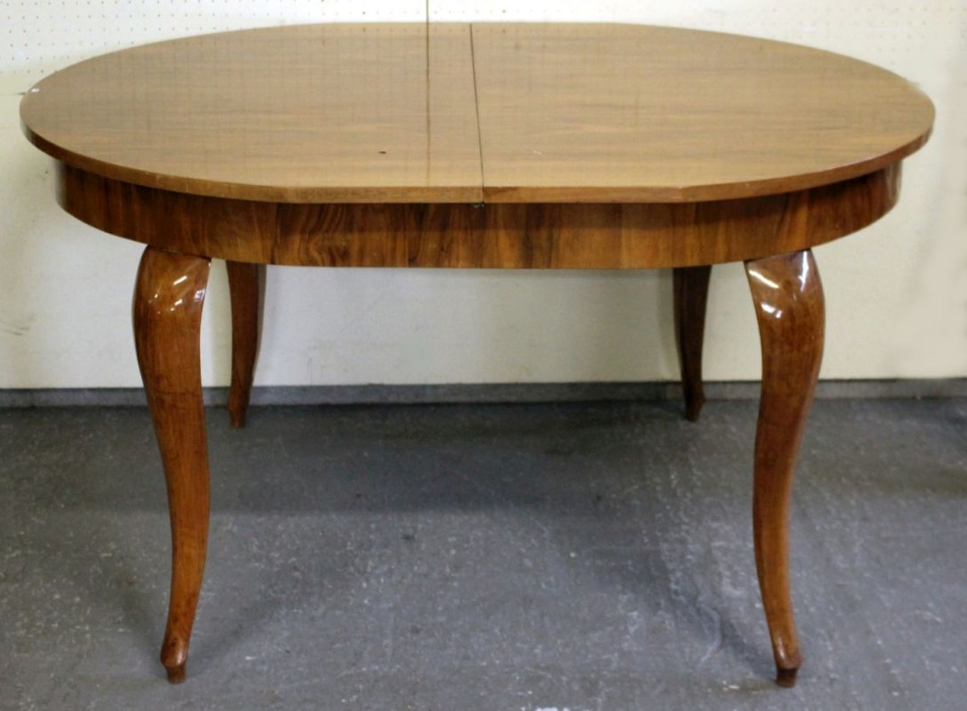 Tisch, dt., Mitte 20. Jh., Nussbaumholz furniert und massiv, ausziehbar, geschwungeneFüße, 78 x