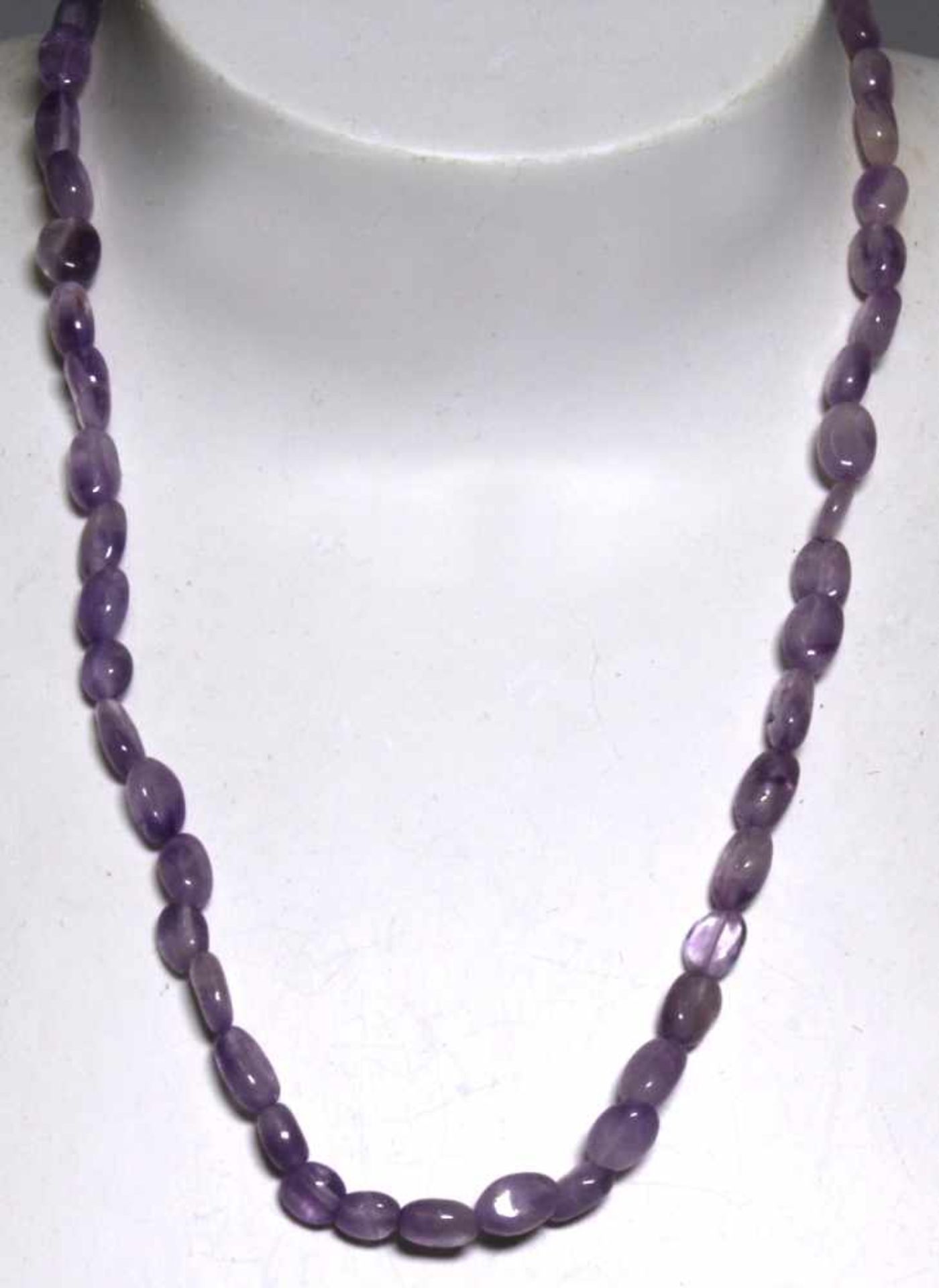 Amethyst-Halskette, Choker gefädelt aus olivenförmigen Stücken, ca. 6 x 9 mm,