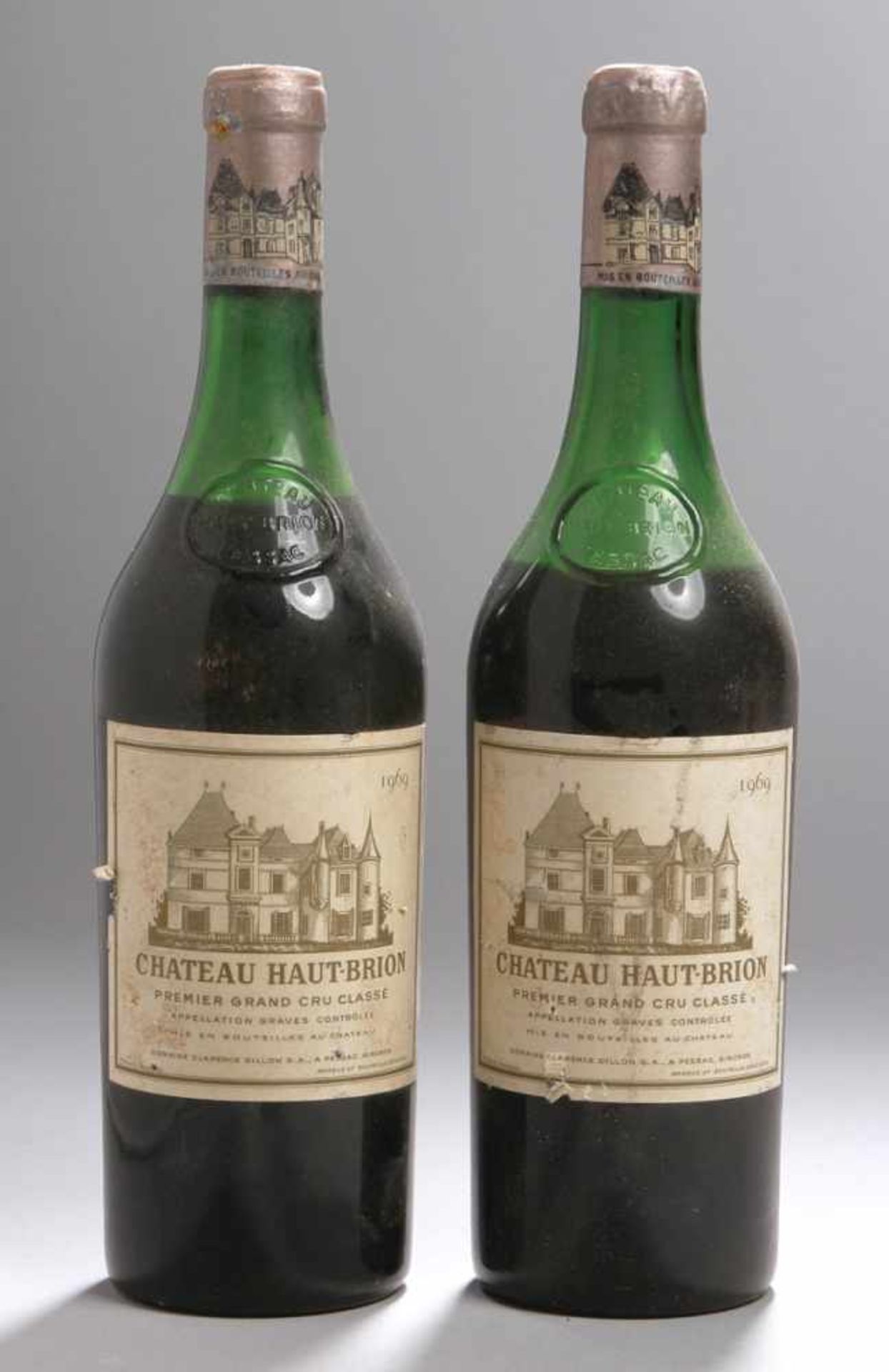 Zwei Weinflaschen, Chateau Haut-Brion, Premier Grand Cru Classe, 1969, 1 Flasche mit etwasVerlust