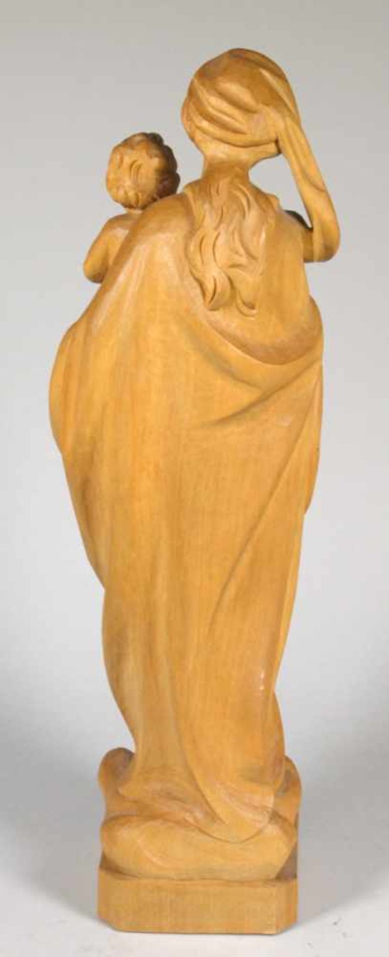 Holz-Figur, "Maria mit Kind", alpenländisch, 2. Hälfte 20. Jh., auf quadratischem Sockelmit - Bild 2 aus 3