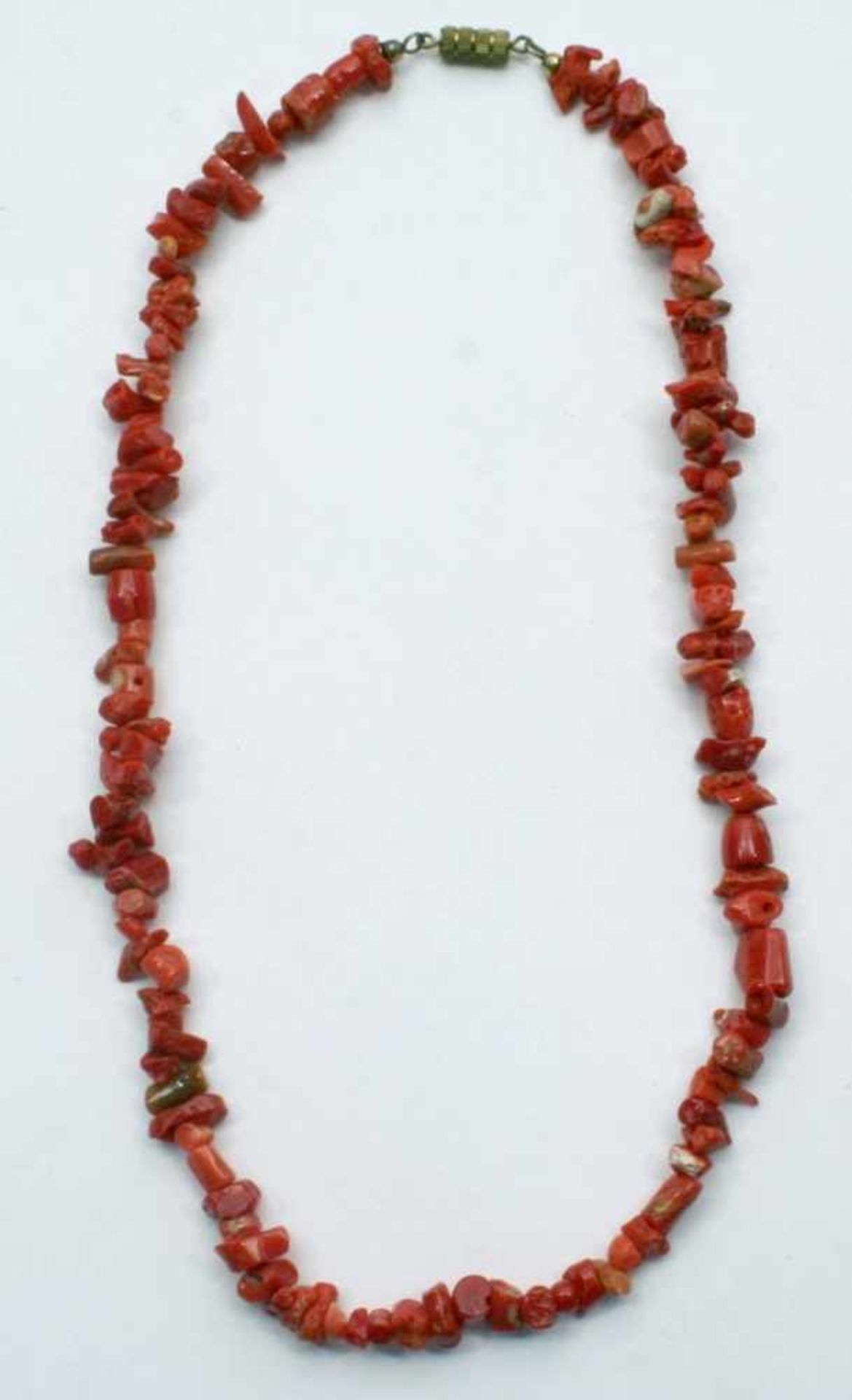Korallen-Halskette, gefertigt aus unregelmäßig geformten Stücken, Farbe: dunkelrot,Drehverschluß,